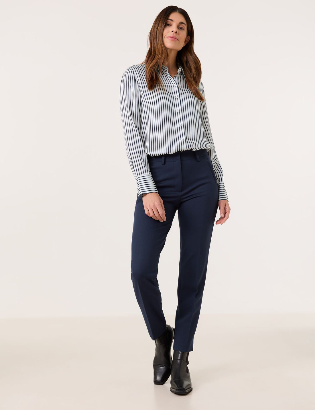 Gerry Weber_Shirt Blouse with a Satin Finish_965068-31401_8017_05