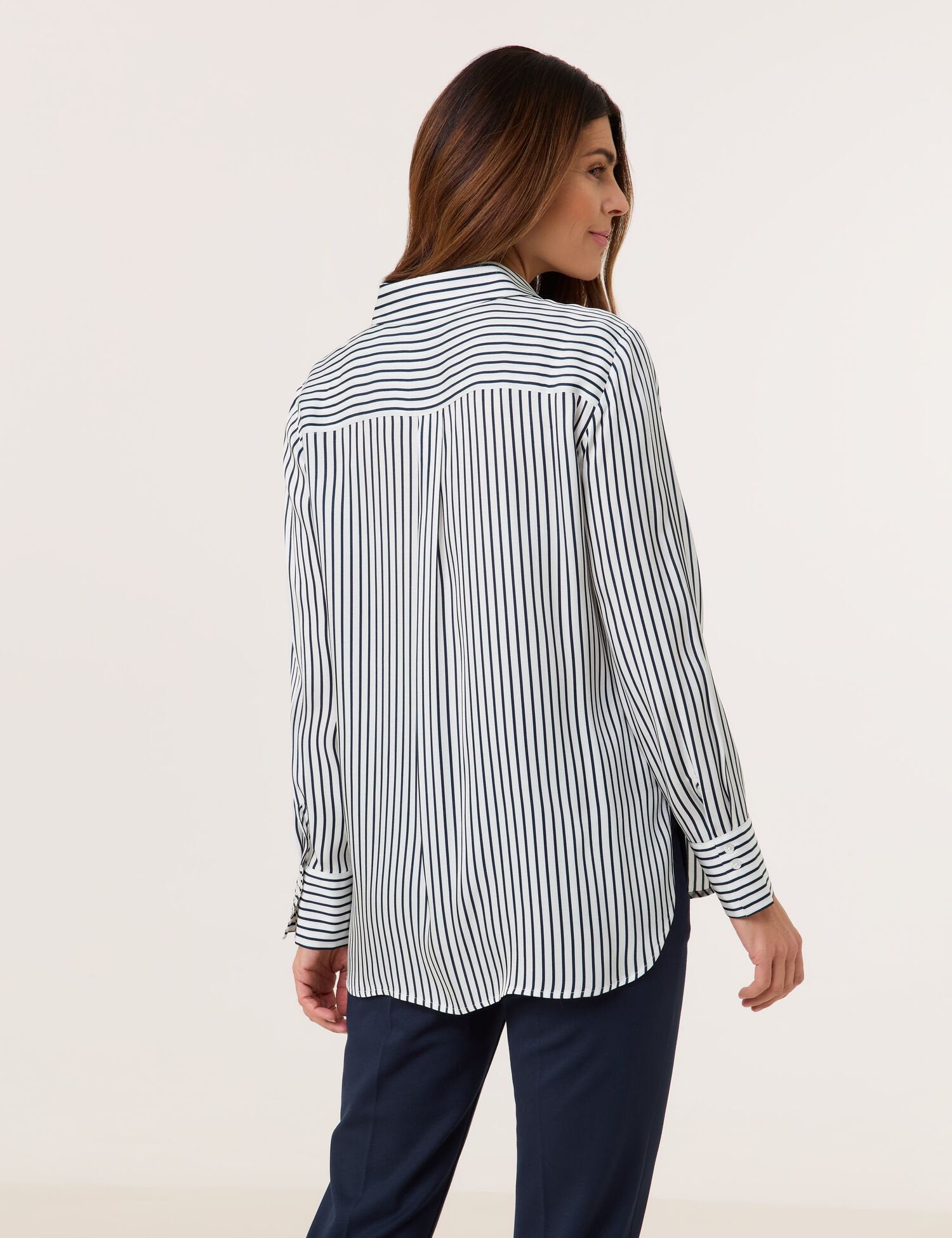 Gerry Weber_Shirt Blouse with a Satin Finish_965068-31401_8017_06