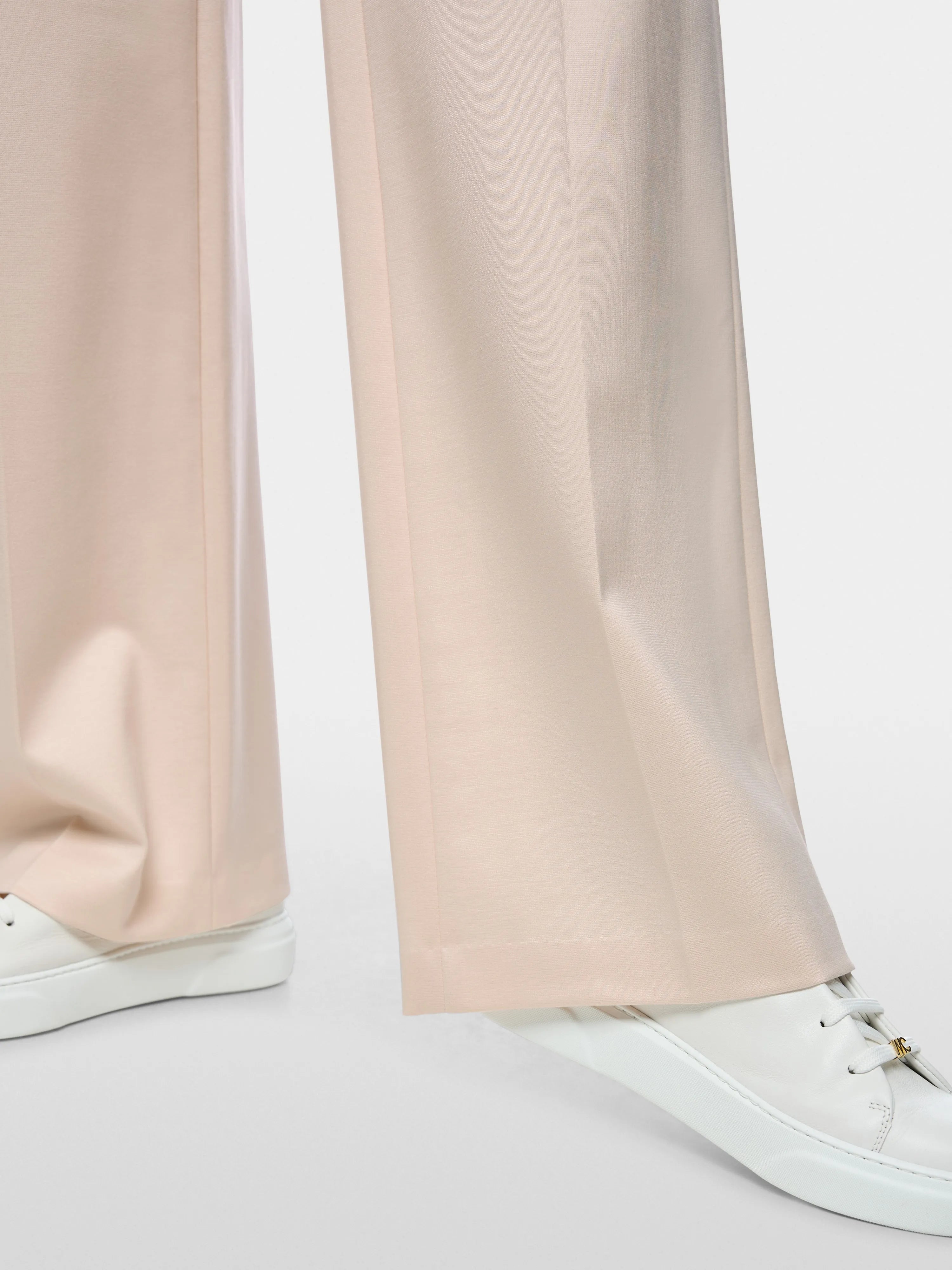 Marc Cain_Magnolia_Puddle Pants Model Winder_AA 81.05 J24_153_04