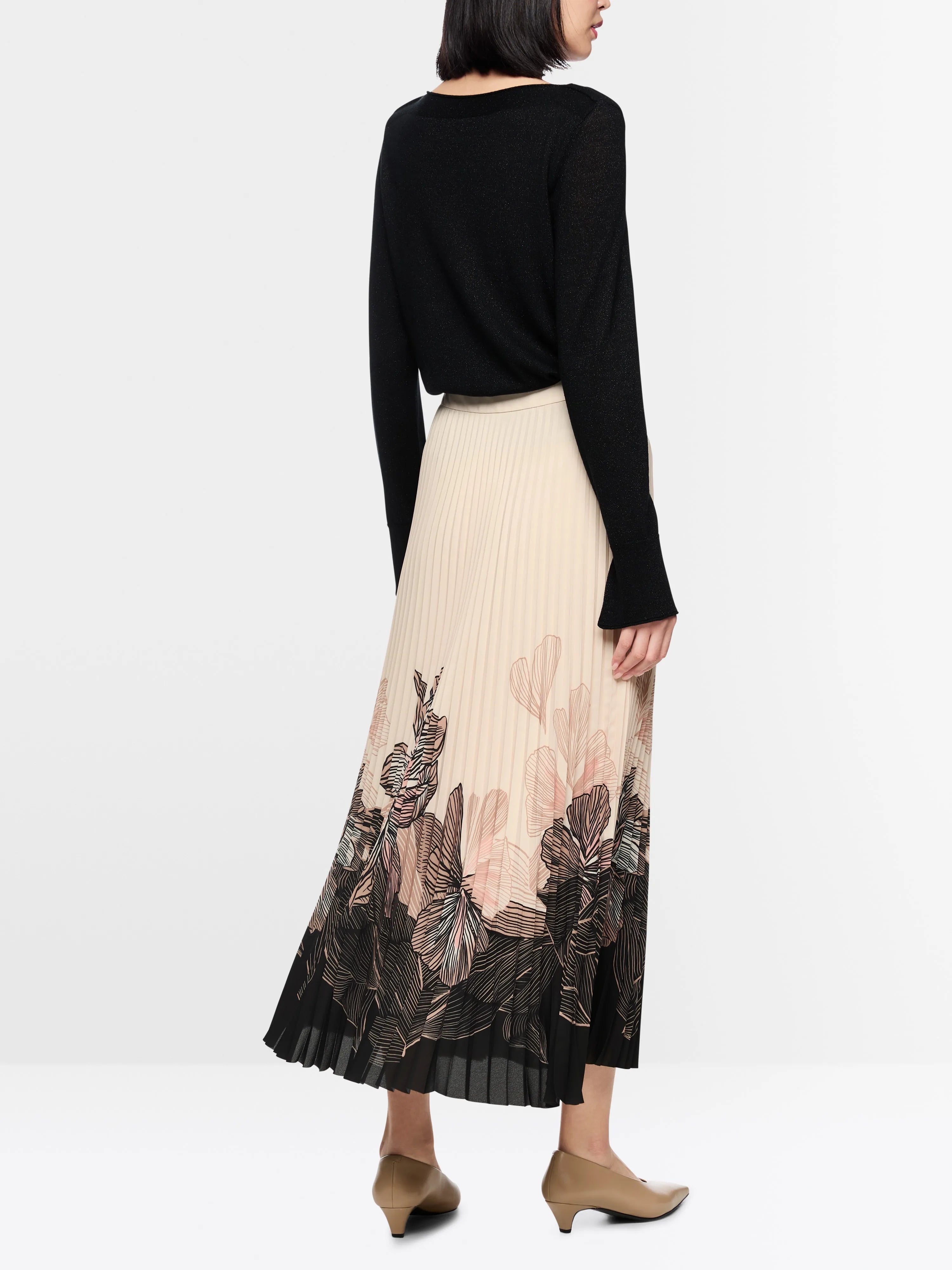 Marc Cain_Black_ÔRethink TogetherÕ Pleated Midi Skirt_AC 71.04 W07_900_02