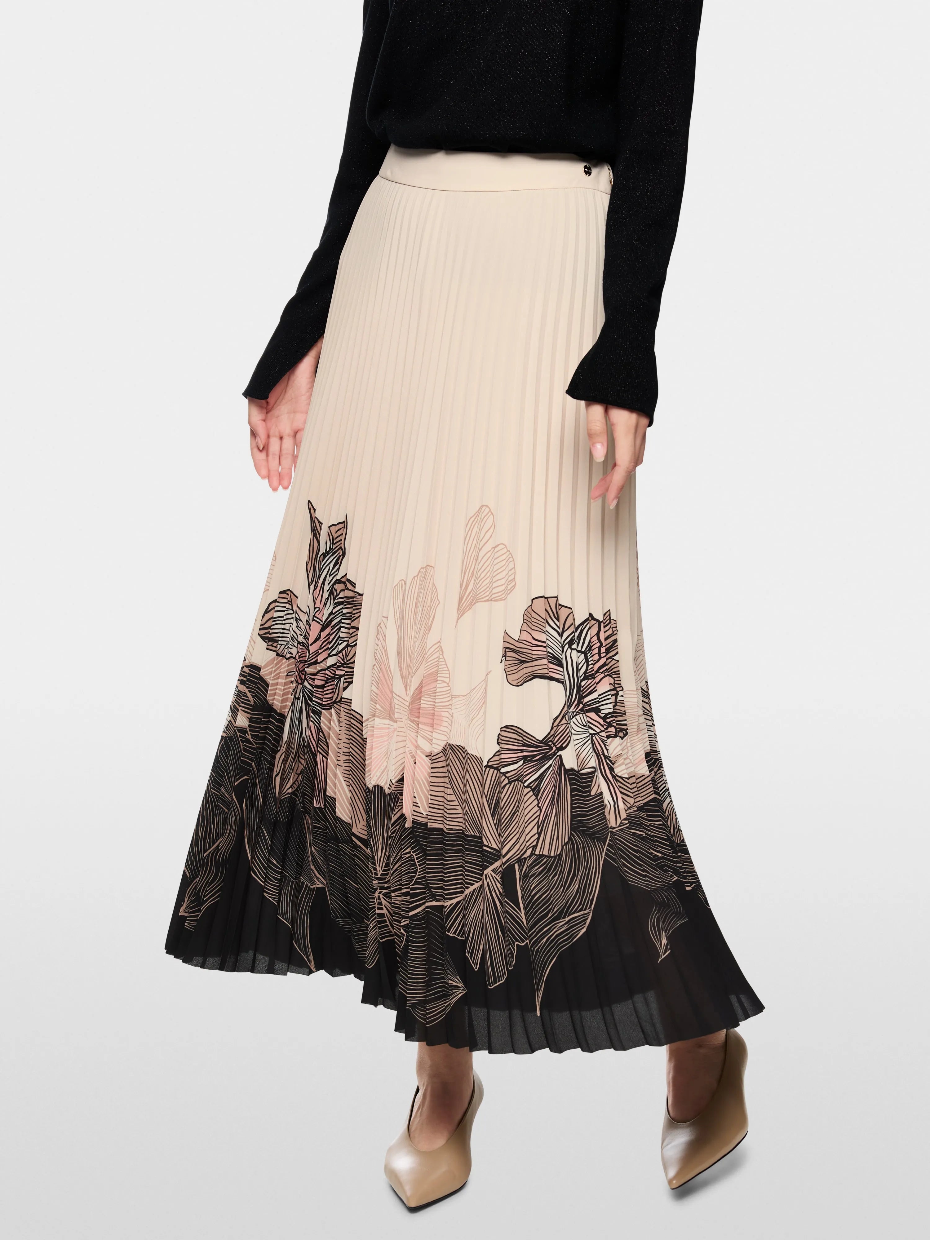 Marc Cain_Black_ÔRethink TogetherÕ Pleated Midi Skirt_AC 71.04 W07_900_05