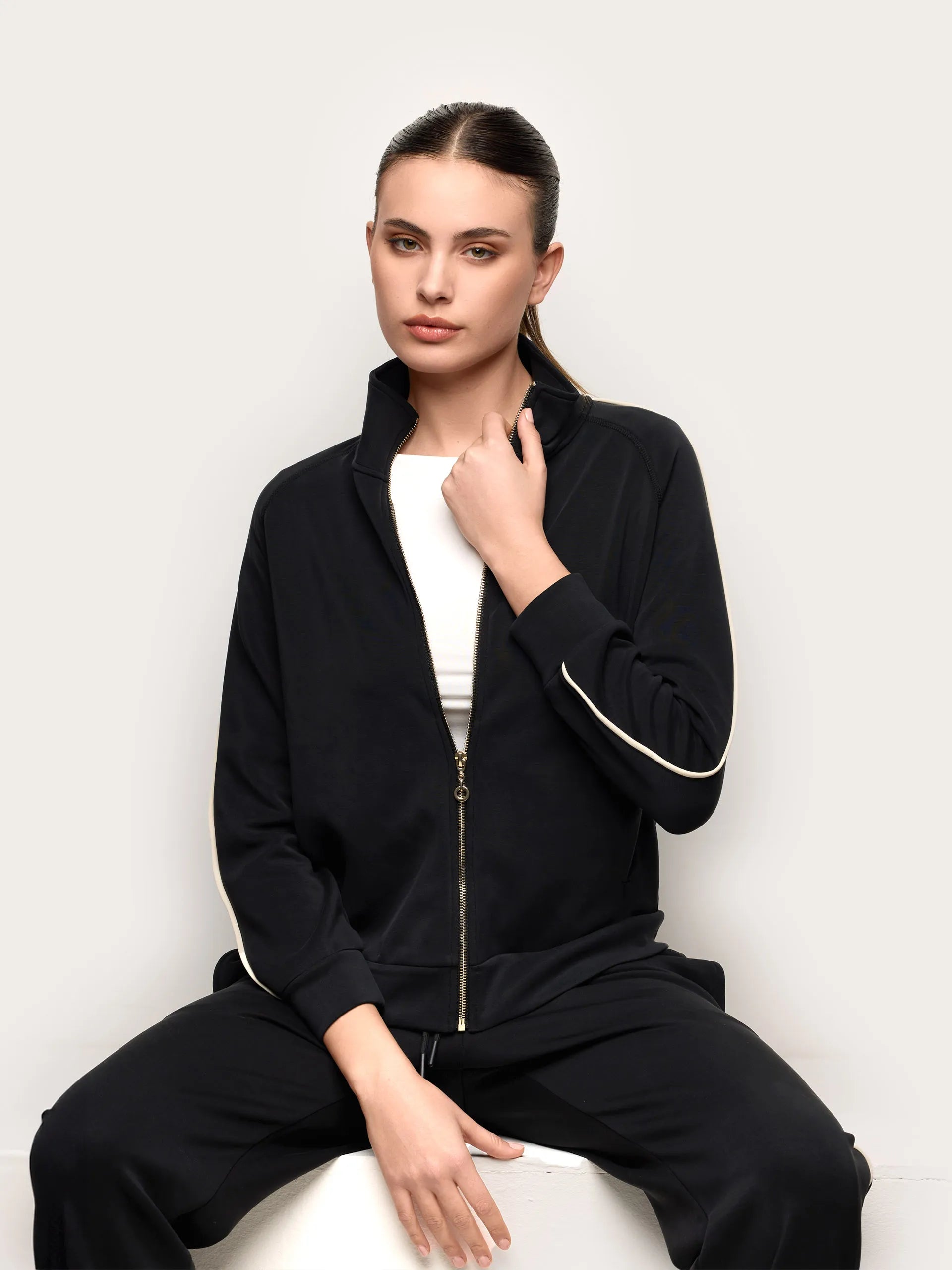 Yamamay_Black_Sweatshirt - Easy Living_AMAD191004_072_01