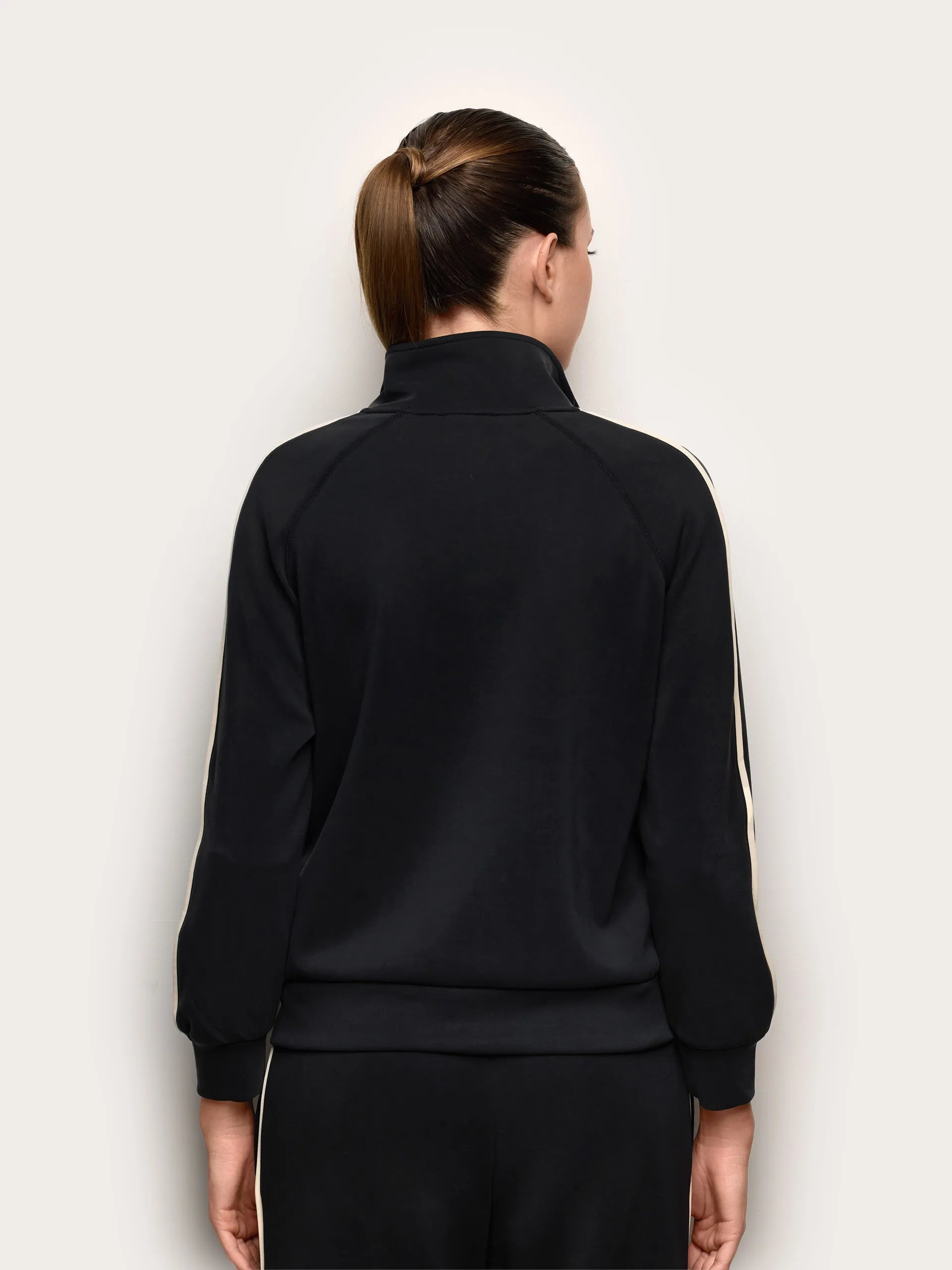 Yamamay_Black_Sweatshirt - Easy Living_AMAD191004_072_04