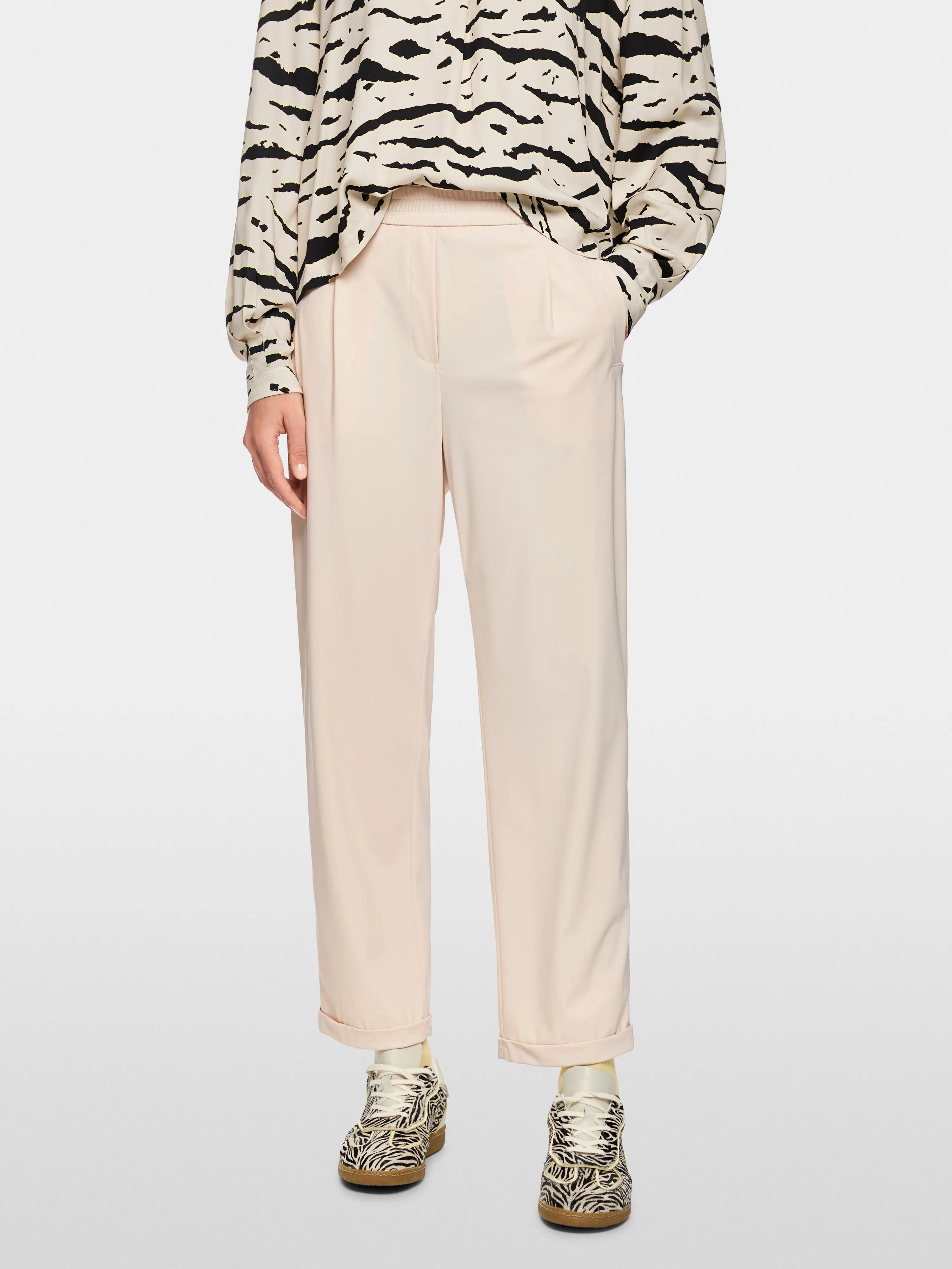 Marc Cain_Magnolia_ÔRethink TogetherÕ Wuxi Trousers_AS 81.09 J40_153_05