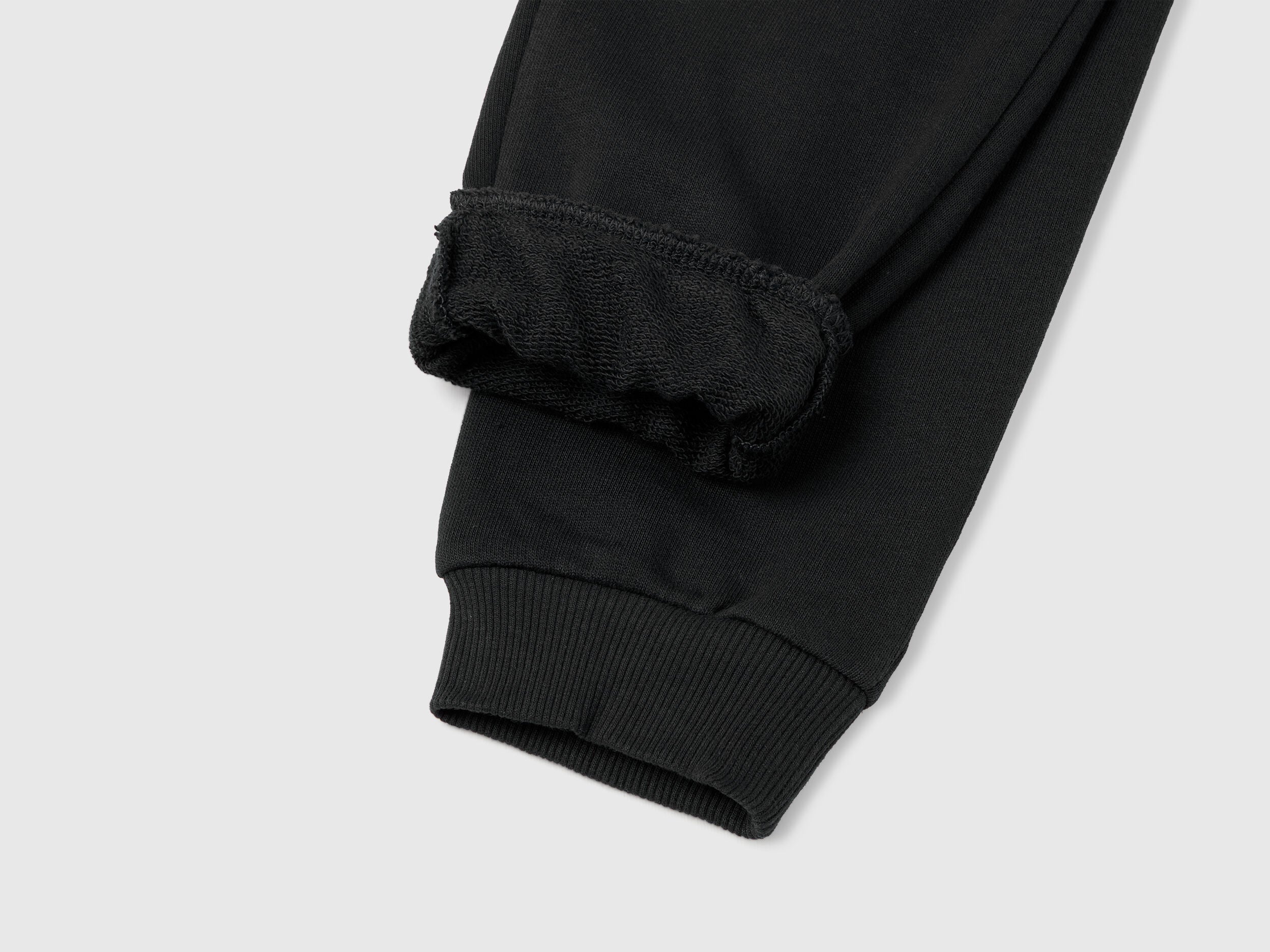 Benetton_Black_Tracksuit with Glittery Logo Print_C10Q0-CF02HS_100_07