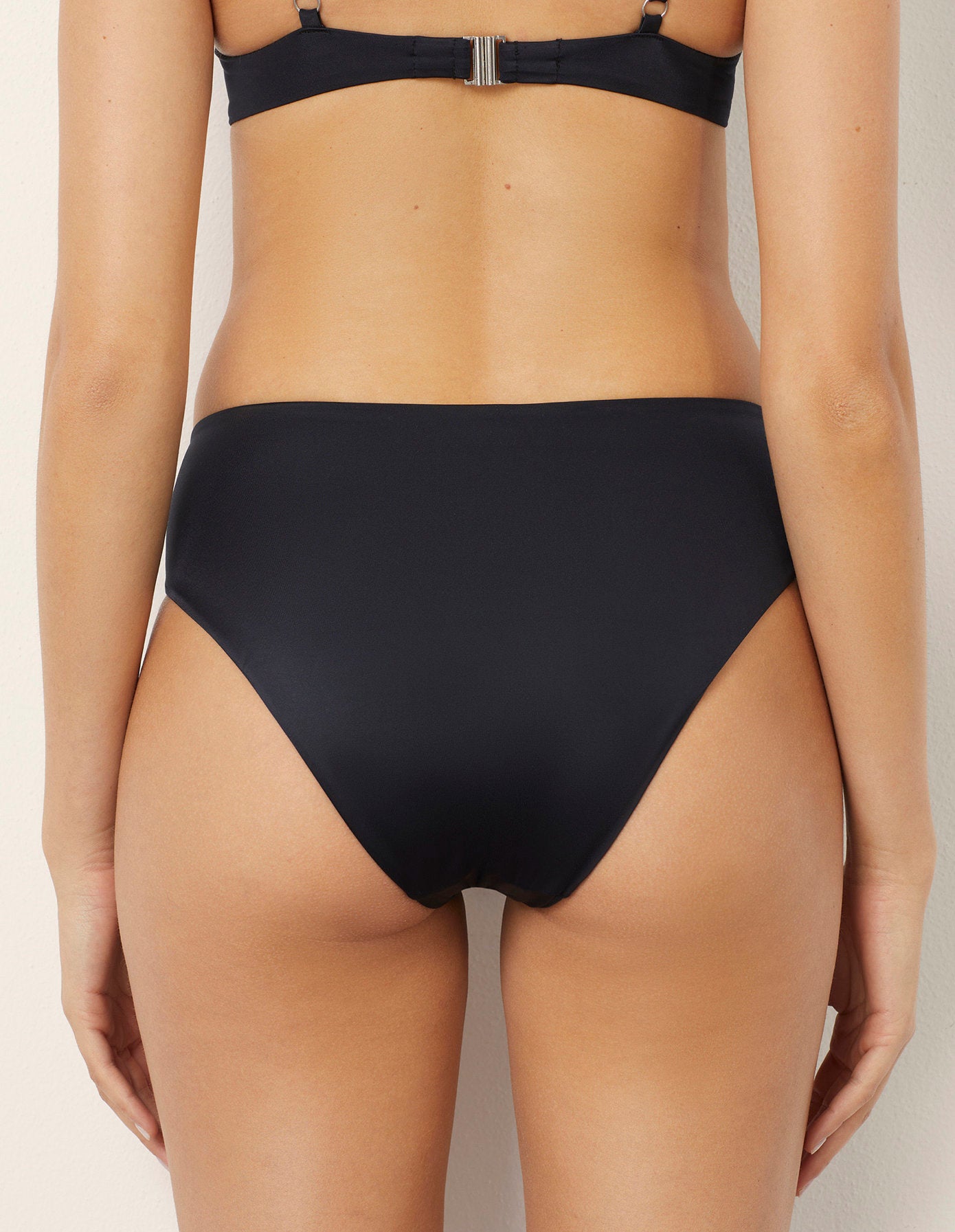 Yamamay_Essentials High-Waist Bikini Bottom_CSLD182004_072_04