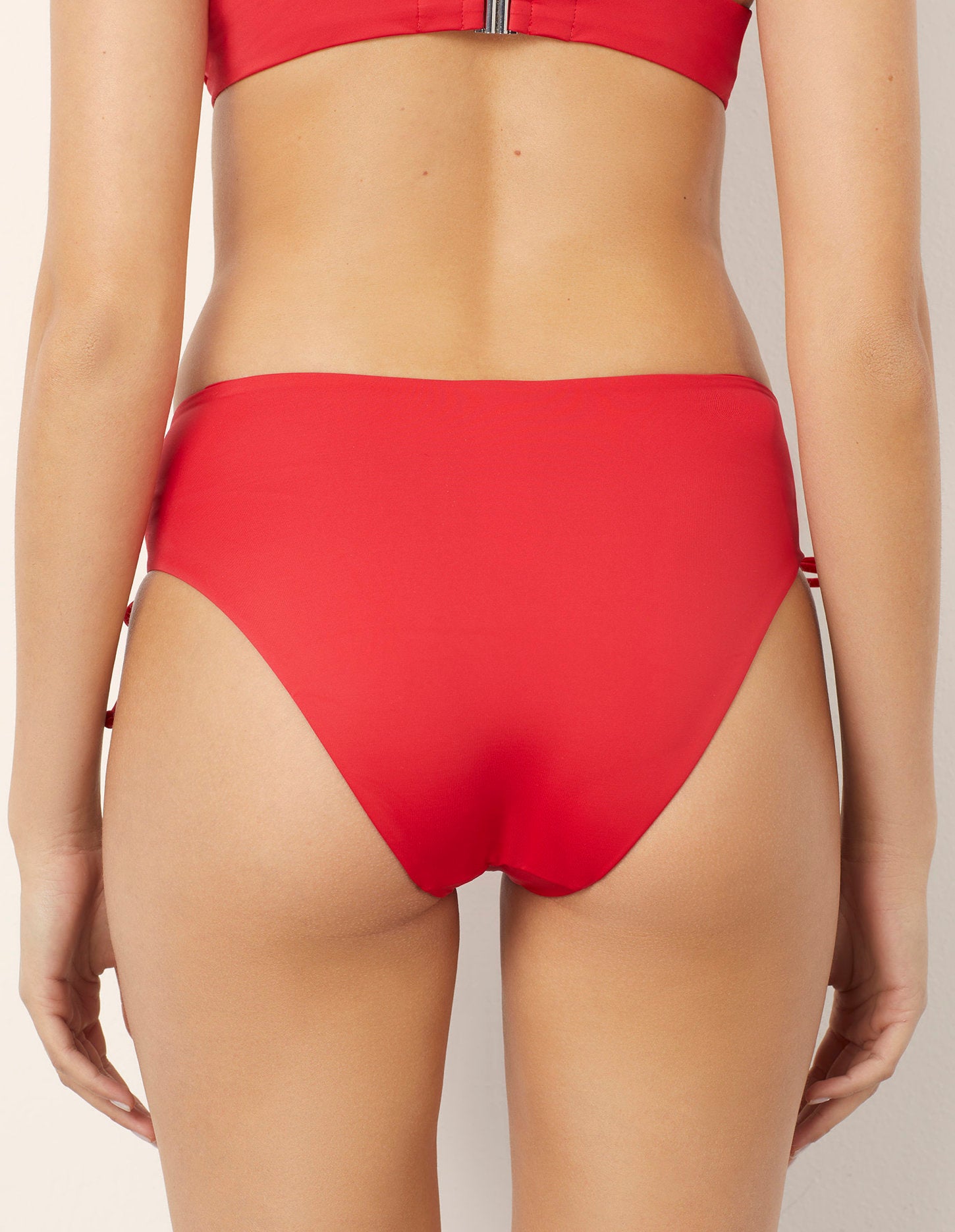 Yamamay_Essentials High-Waist Bikini Bottom_CSLD182006_091_03