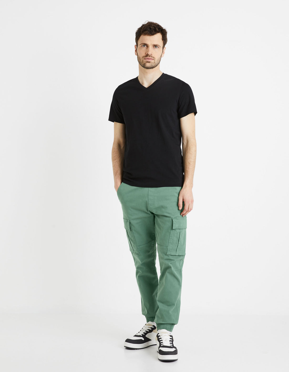 Celio_100% Cotton Straight V-Neck T-Shirt - Black_DEBASEV_SAUGE_02