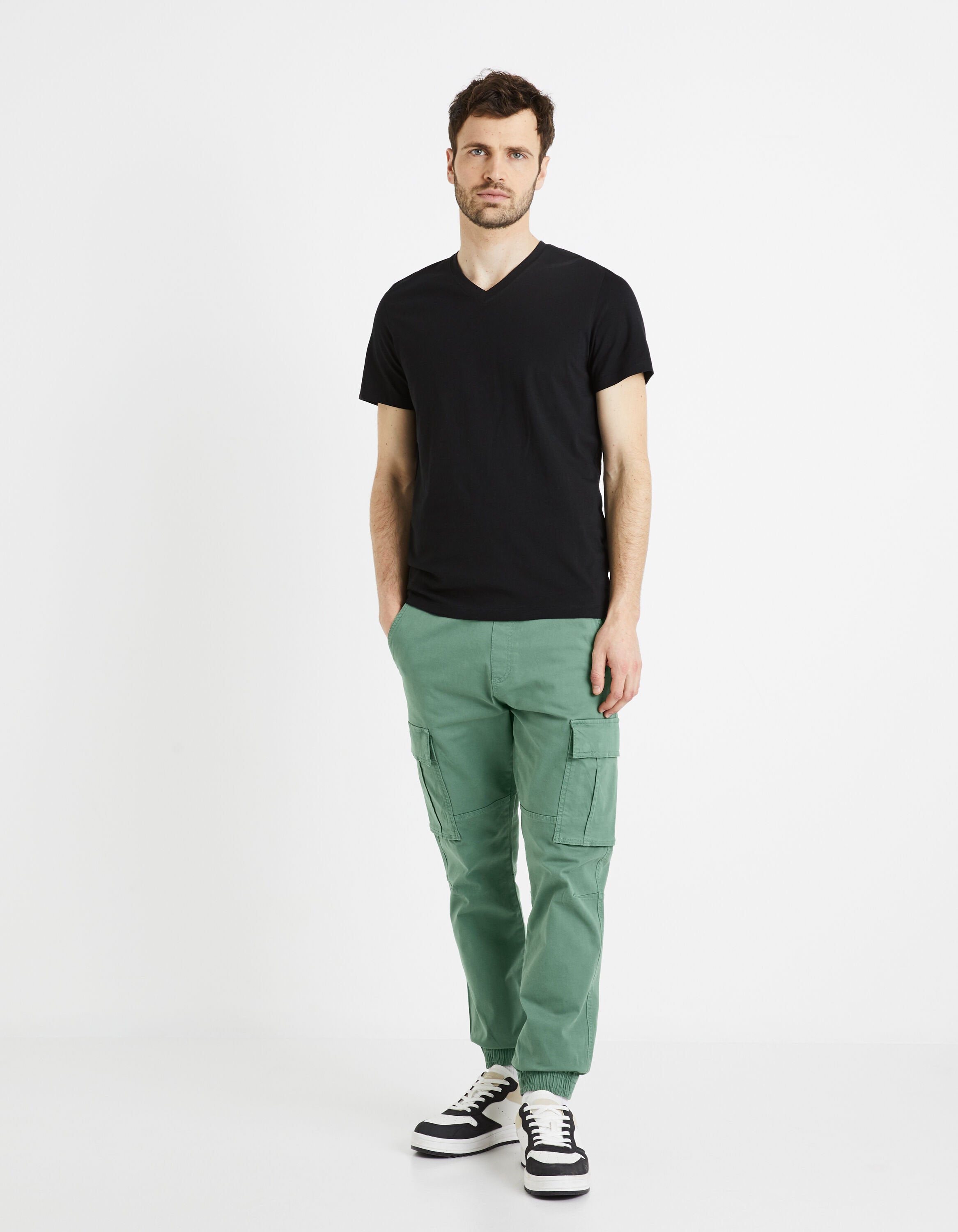 Celio_100% Cotton Straight V-Neck T-Shirt - Black_DEBASEV_SAUGE_02