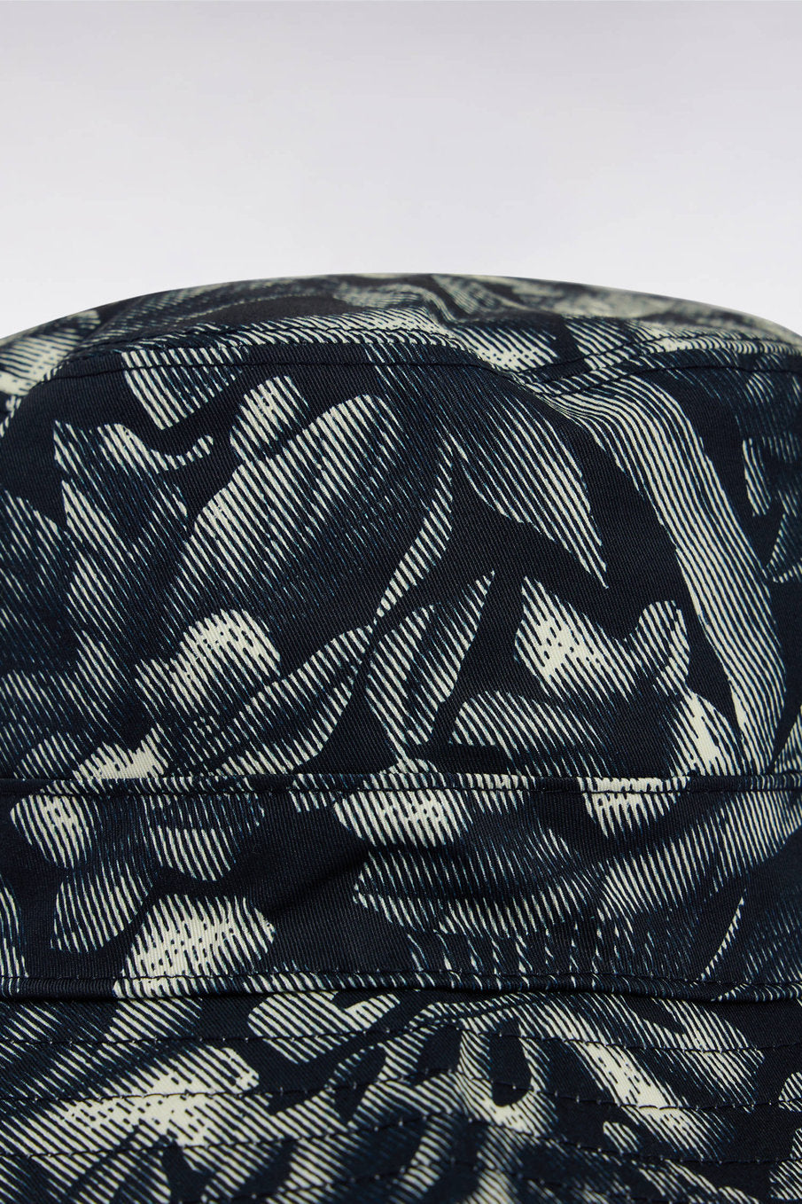 Eden Park_Reversible Bucket Hat with Navy Palm Print_E25CHABO0001_BLF_02