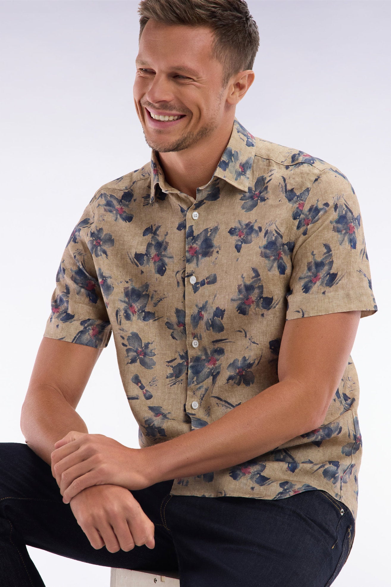 Eden Park_Slim-Fit Short-Sleeved Beige Linen Shirt with Grey Floral Print_E25CHECC0042_BEM_03