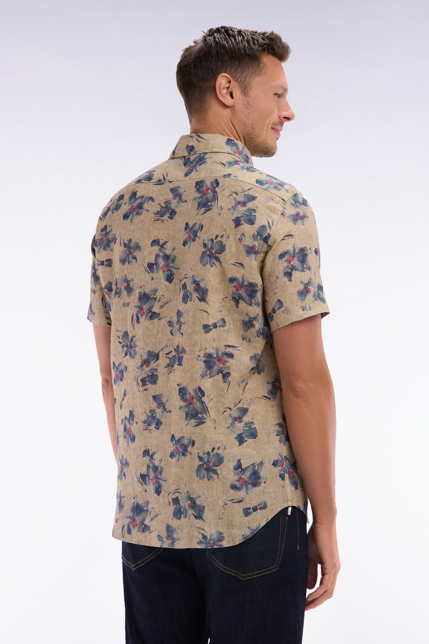 Eden Park_Slim-Fit Short-Sleeved Beige Linen Shirt with Grey Floral Print_E25CHECC0042_BEM_04