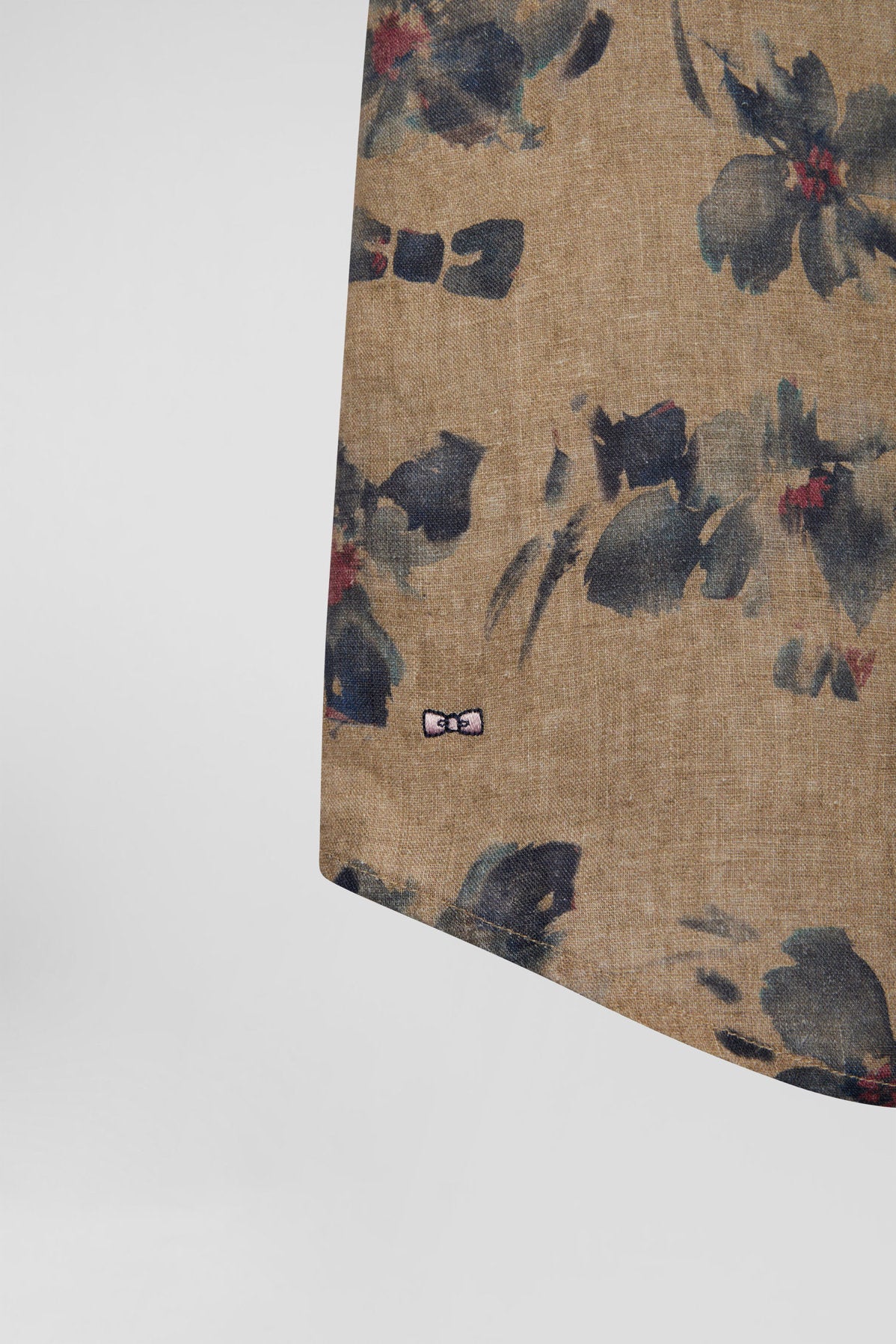 Eden Park_Slim-Fit Short-Sleeved Beige Linen Shirt with Grey Floral Print_E25CHECC0042_BEM_05