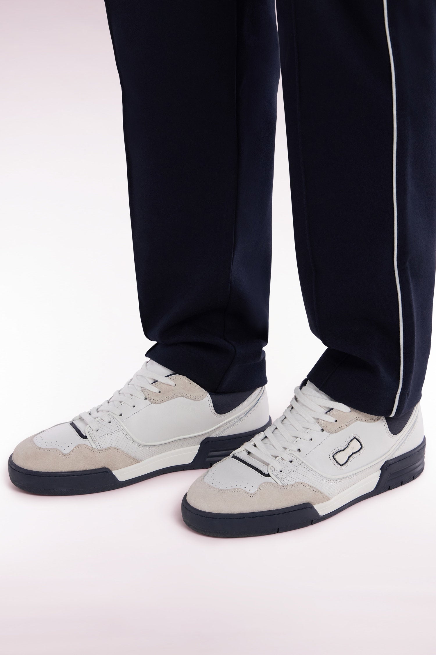 Eden Park_Ep10 Sneakers in White and Navy Leather_E25CHSTE0002_BLF_01