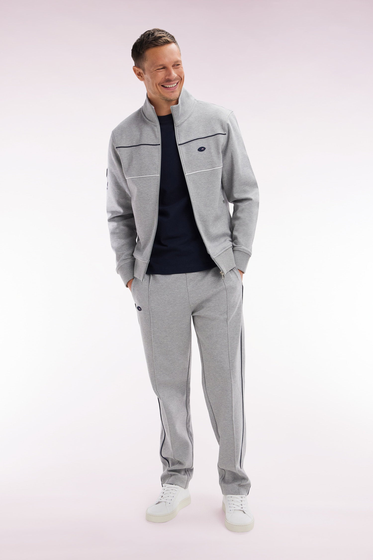Eden Park_Grey Stretch Cotton Fleece Jogging Pants with Navy Blue Piping_E25MAIJO0011_GRC_03