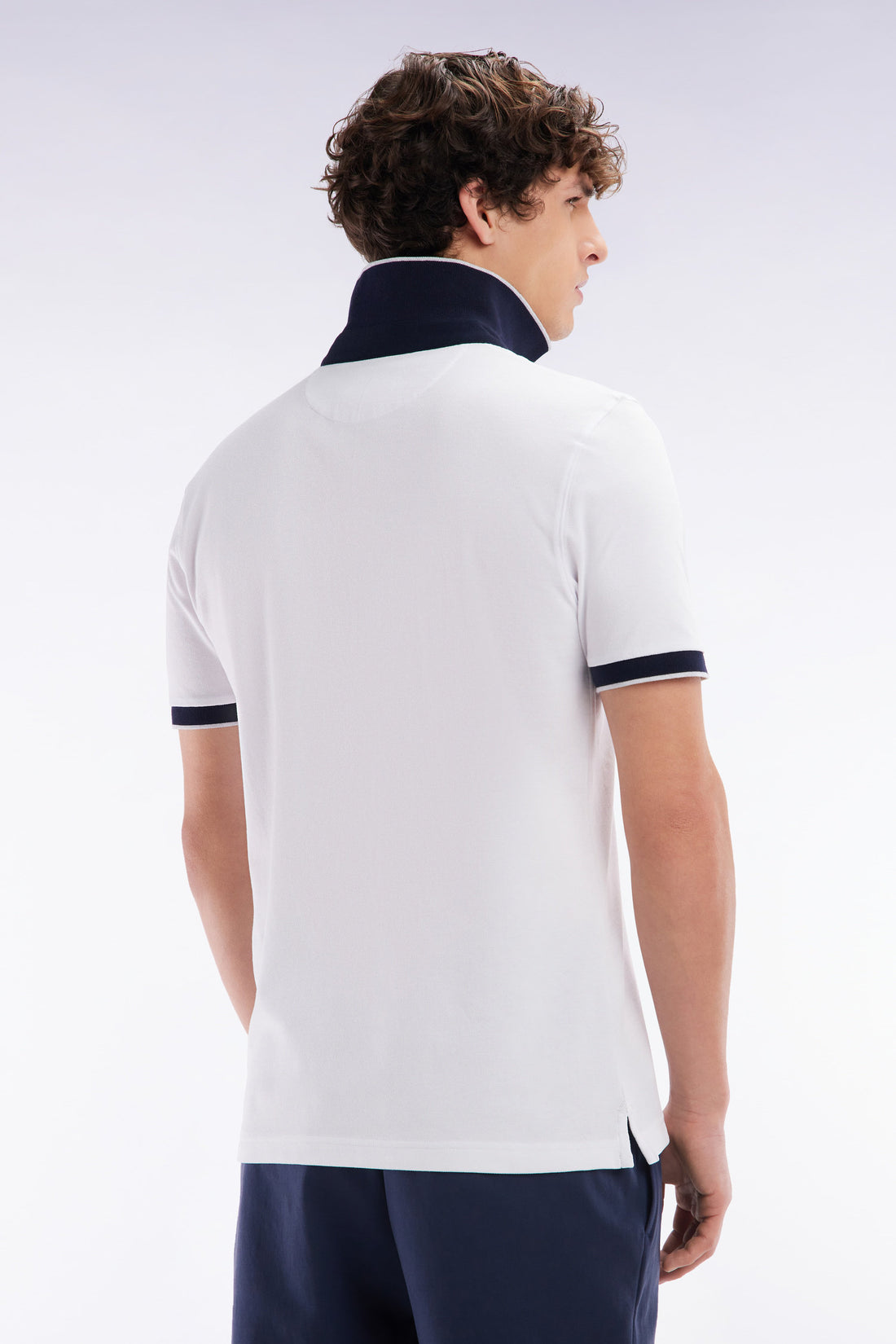 Eden Park_Slim-Fit Plain Short-Sleeved Polo Shirt in White Stretch Cotton with Contrasting Piping_E25MAIPC0009_BC_02
