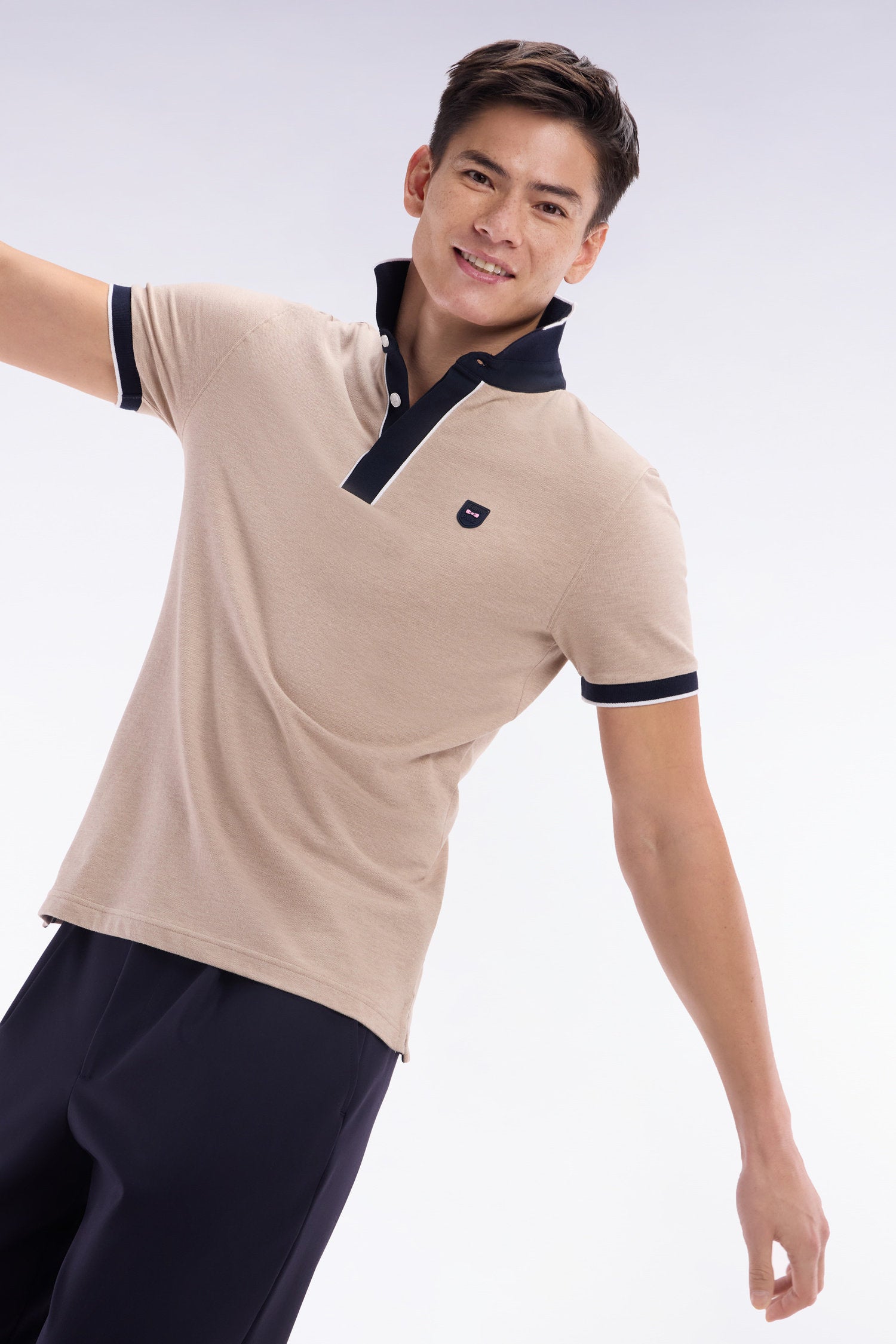 Eden Park_Slim-Fit Plain Short-Sleeved Polo Shirt in Beige Stretch Cotton with Contrasting Piping_E25MAIPC0009_BEC13_03