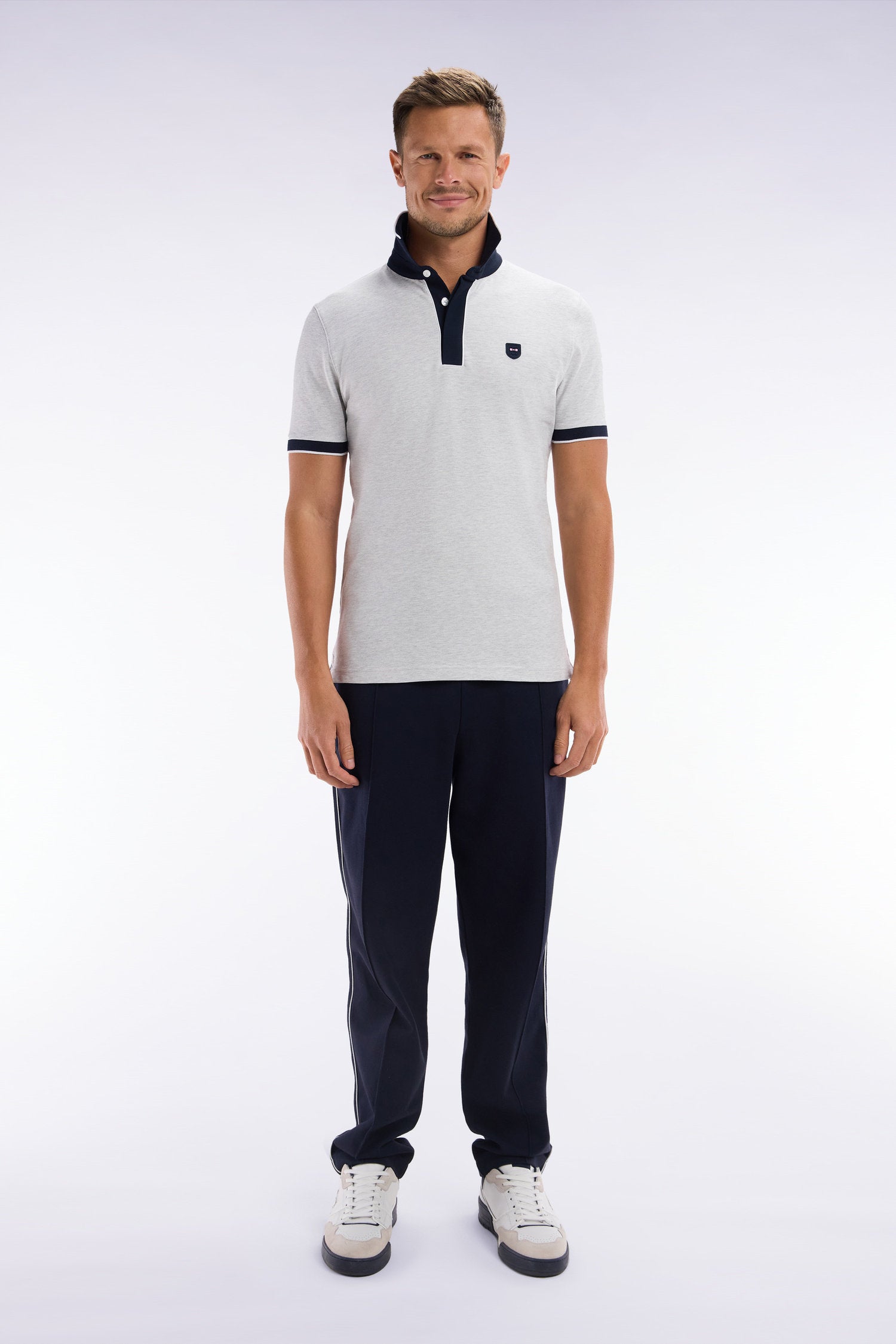 Eden Park_Slim-Fit Plain Short-Sleeved Polo Shirt in Grey Stretch Cotton with Contrasting Piping_E25MAIPC0009_GRC10_01