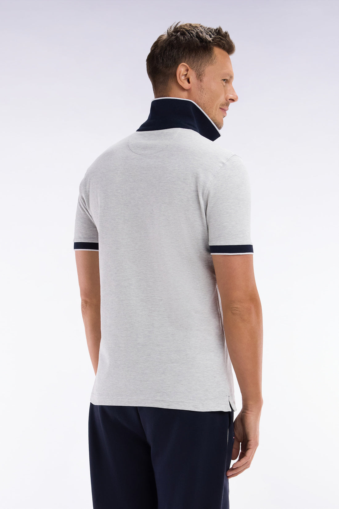 Eden Park_Slim-Fit Plain Short-Sleeved Polo Shirt in Grey Stretch Cotton with Contrasting Piping_E25MAIPC0009_GRC10_02