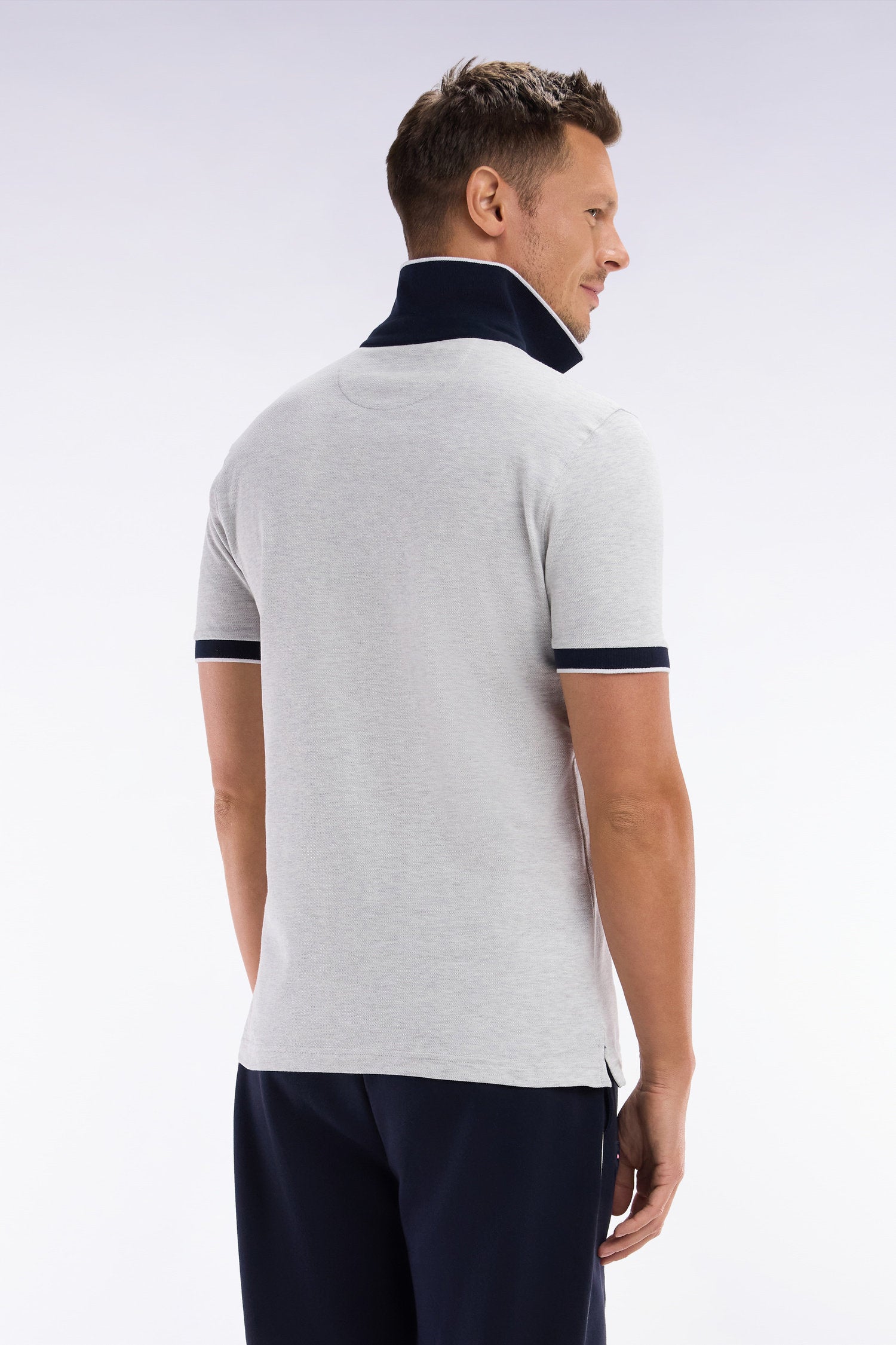 Eden Park_Slim-Fit Plain Short-Sleeved Polo Shirt in Grey Stretch Cotton with Contrasting Piping_E25MAIPC0009_GRC10_02