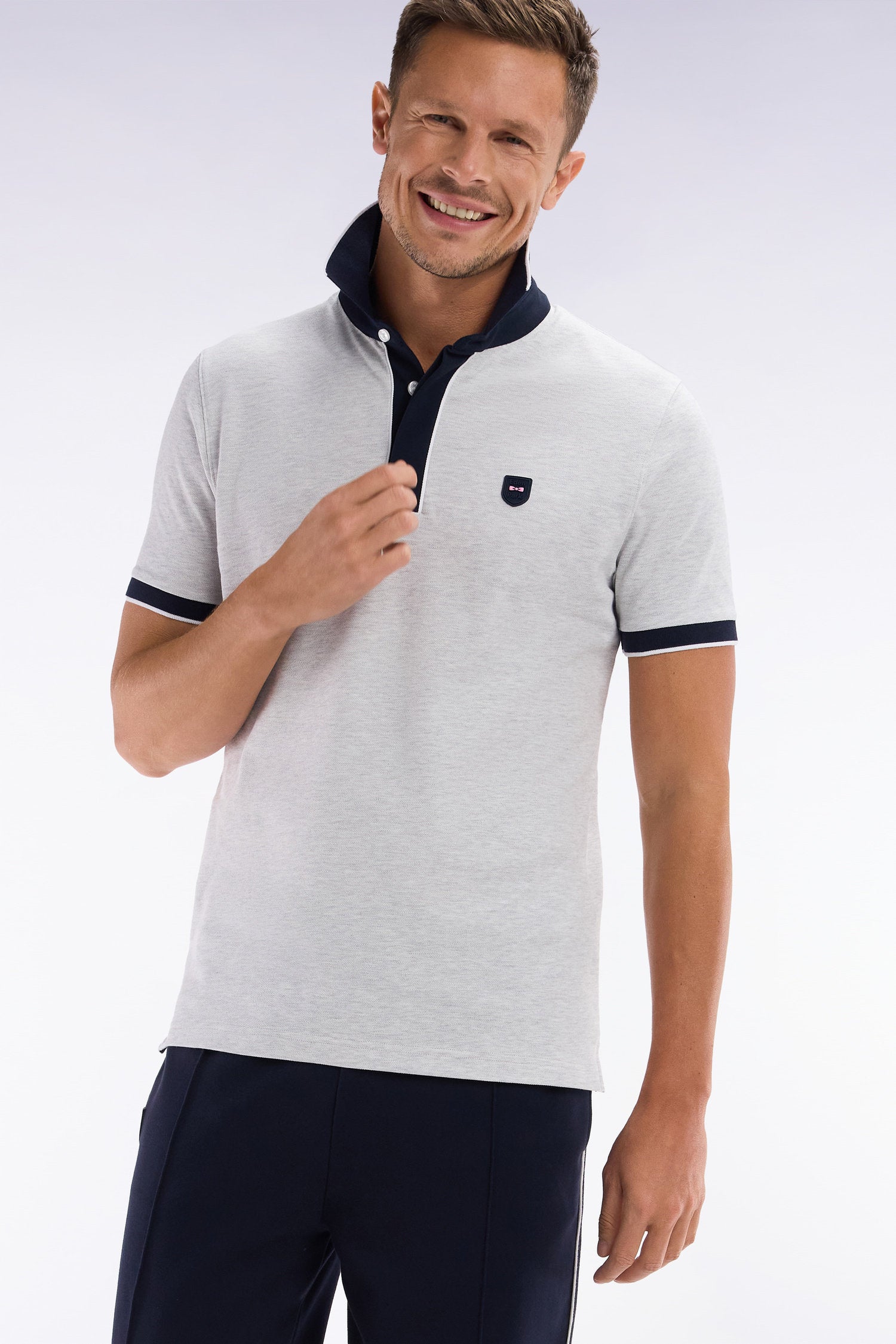 Eden Park_Slim-Fit Plain Short-Sleeved Polo Shirt in Grey Stretch Cotton with Contrasting Piping_E25MAIPC0009_GRC10_03
