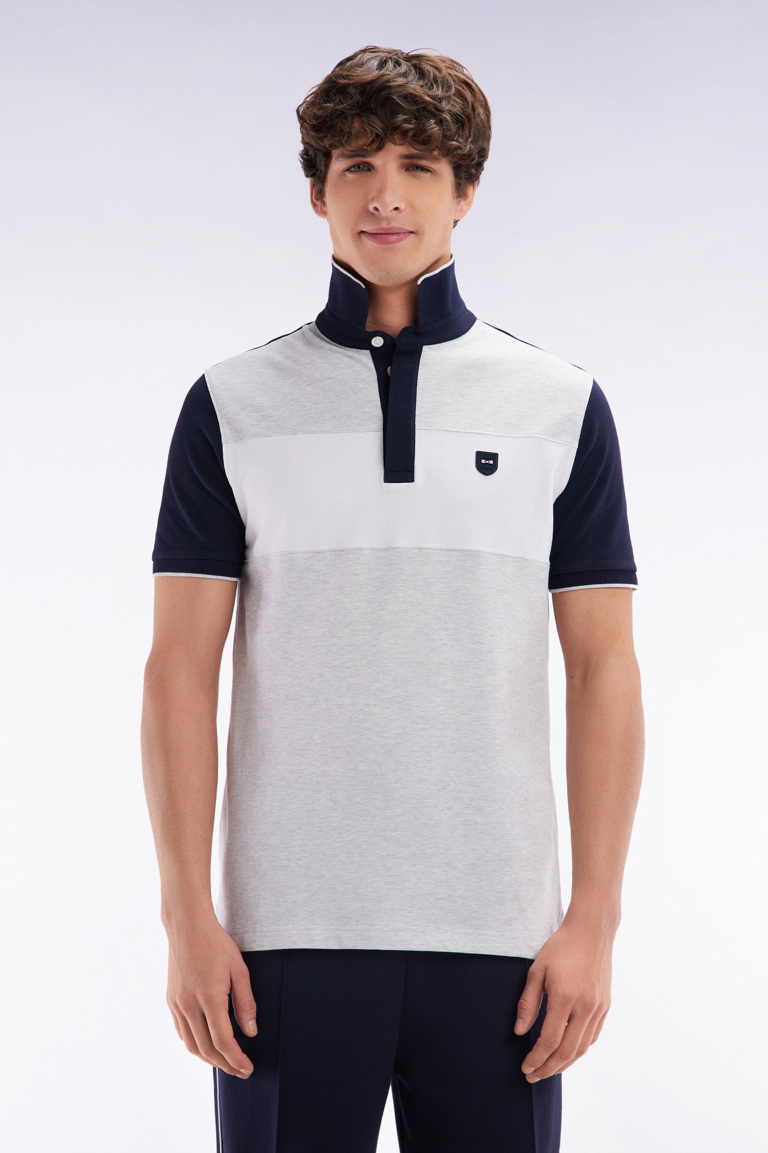 Eden Park_Slim-Fit Short-Sleeved Polo Shirt in Grey Stretch Cotton with Contrasted Stripe_E25MAIPC0010_GRC10_01