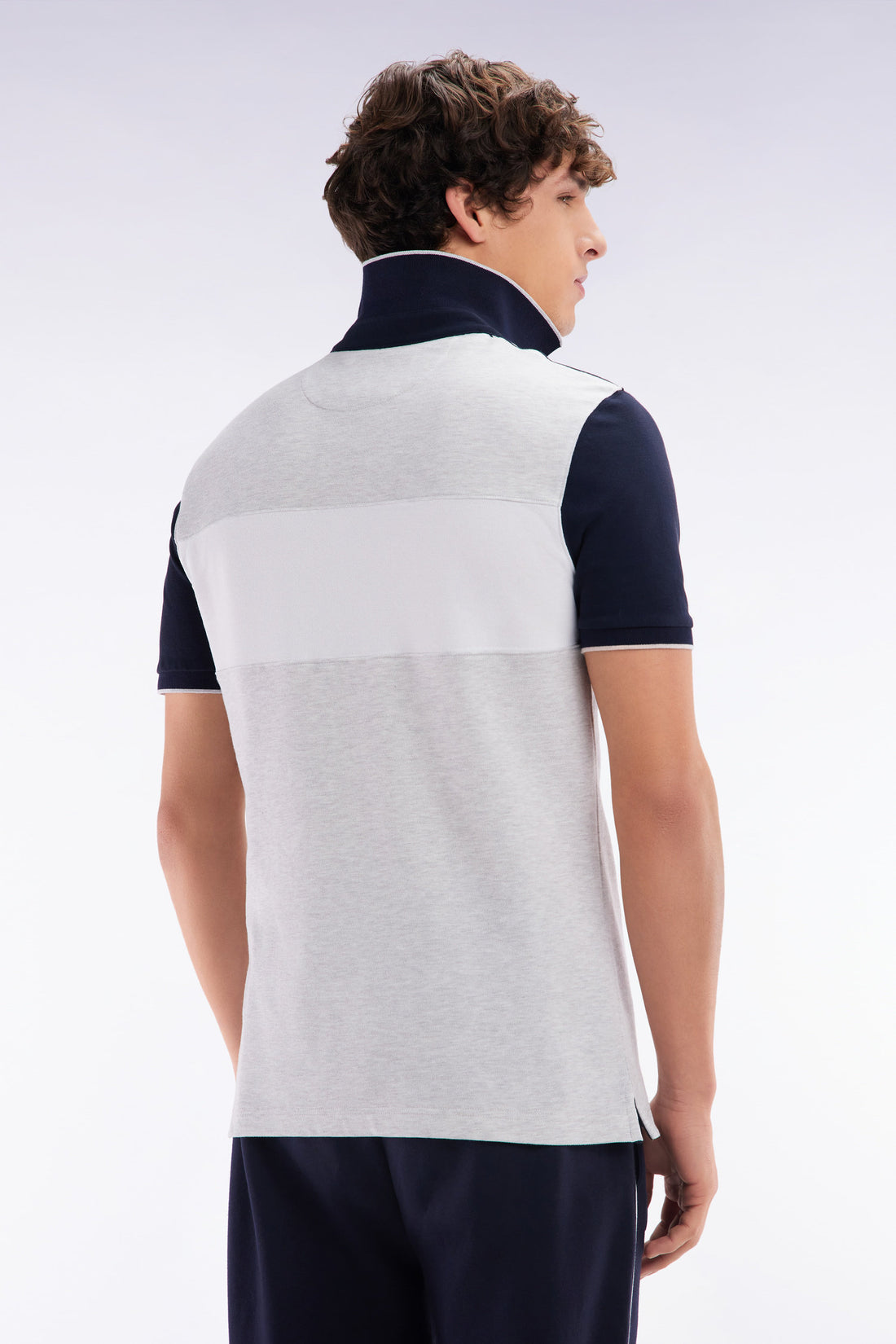 Eden Park_Slim-Fit Short-Sleeved Polo Shirt in Grey Stretch Cotton with Contrasted Stripe_E25MAIPC0010_GRC10_02