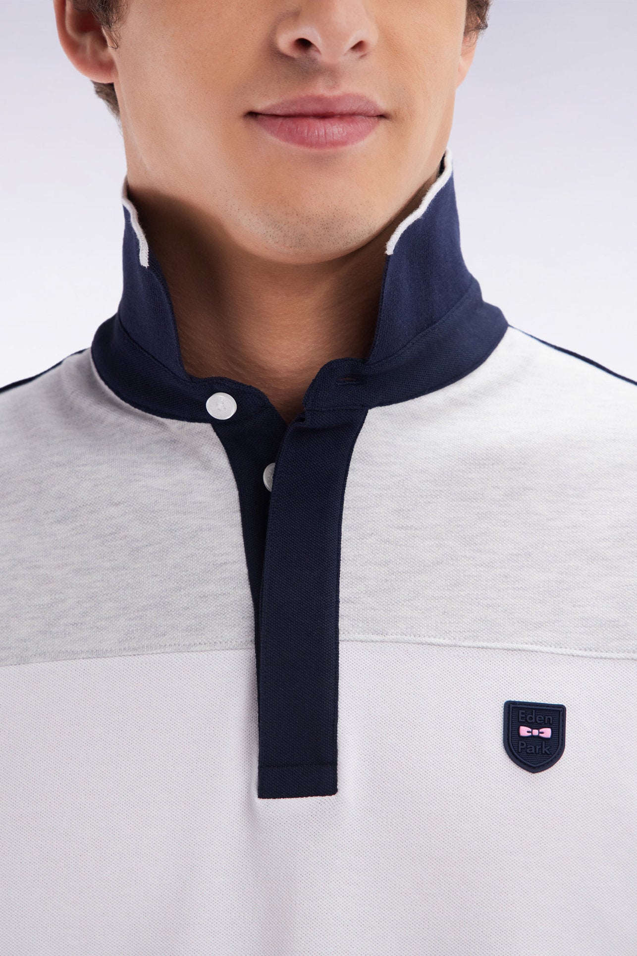 Eden Park_Slim-Fit Short-Sleeved Polo Shirt in Grey Stretch Cotton with Contrasted Stripe_E25MAIPC0010_GRC10_03