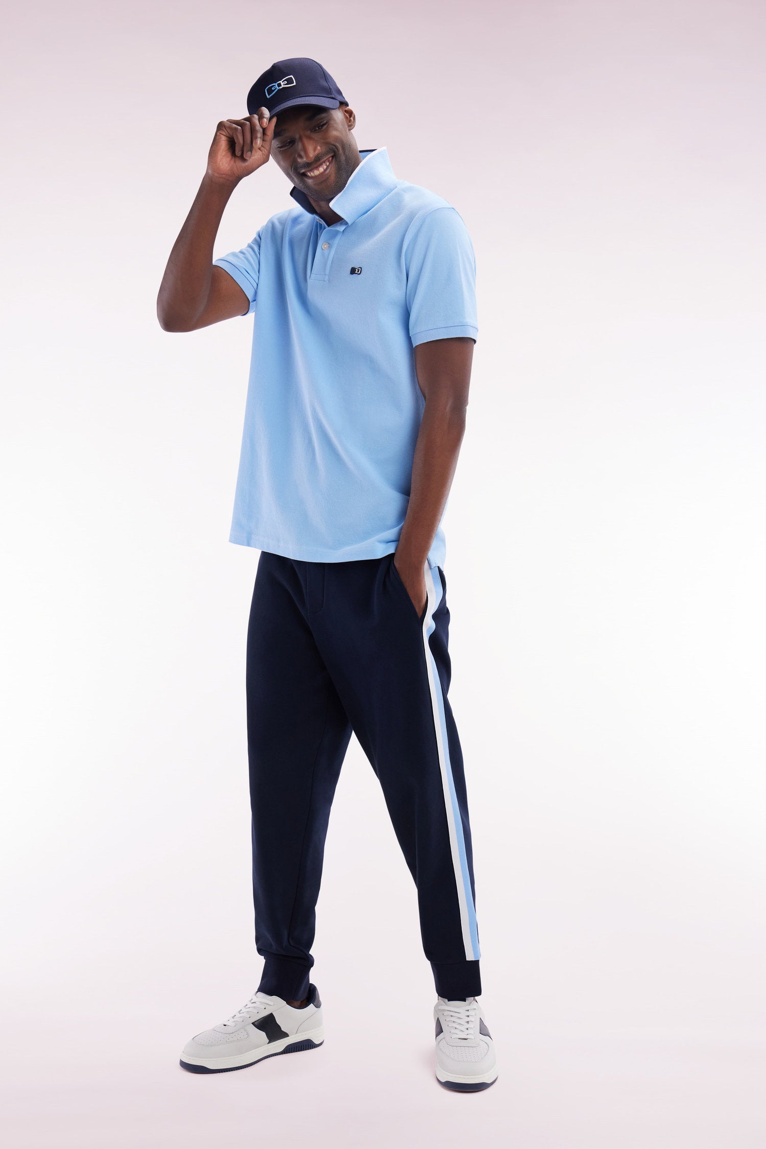 Eden Park_Relaxed-Fit Short-Sleeved Polo Shirt in Sky Blue Cotton with Piped Collar_E25MAIPC0020_BLM_03