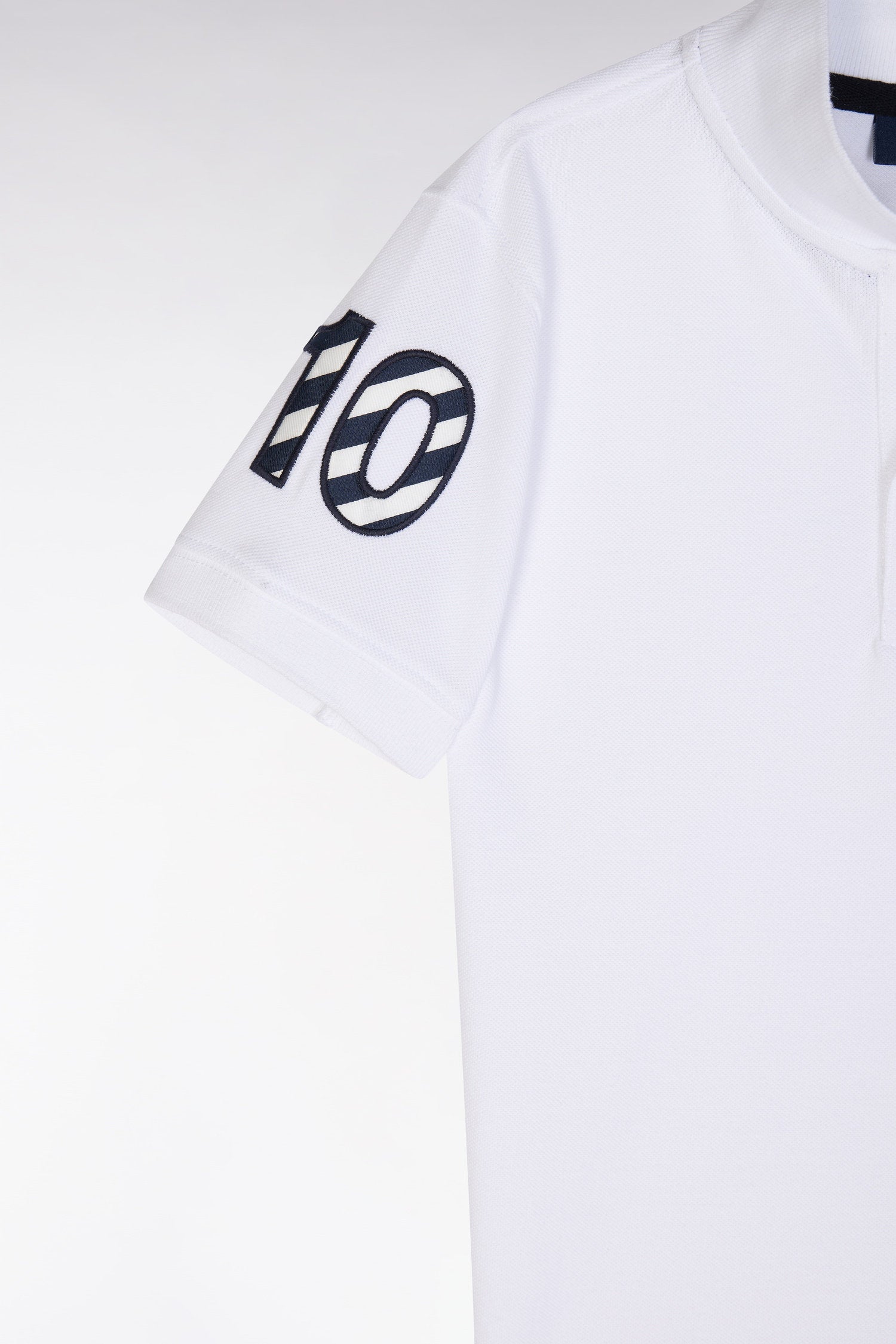Eden Park_Straight-Fit Short-Sleeved Polo Shirt in White Cotton PiquŽ with Number 10 Embroidery_E25MAIPC0053_BC_02