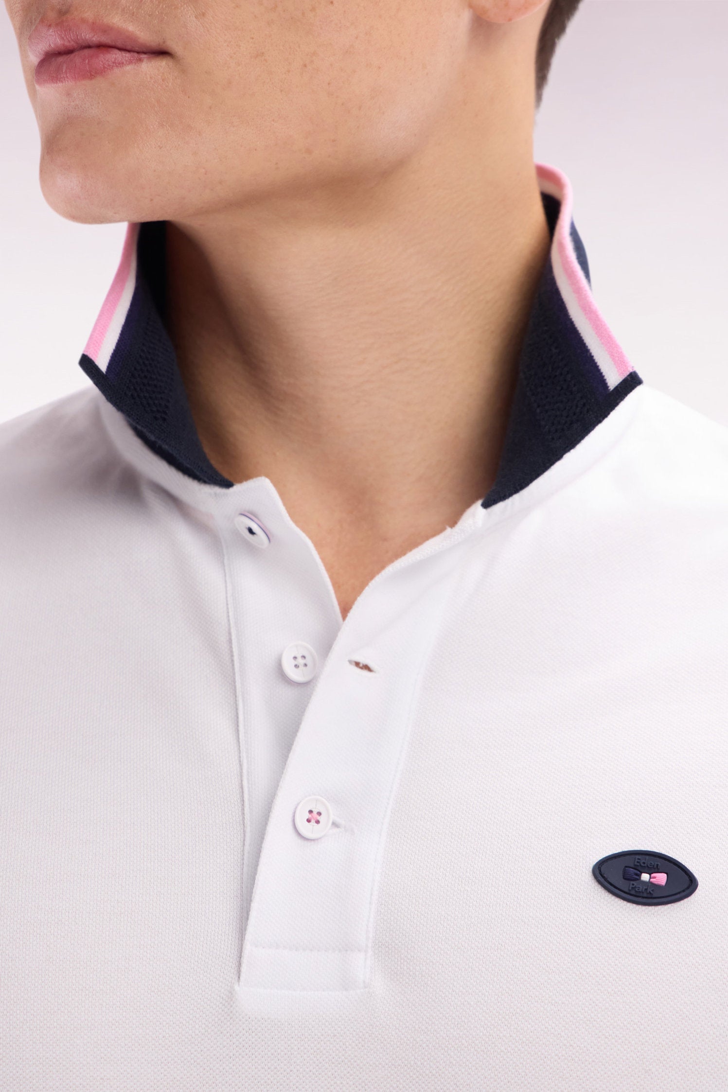 Eden Park_Straight-Cut Short-Sleeved Polo Shirt in White Cotton with Two-Tone Ribbed Edges_E25MAIPC0057_BC_03