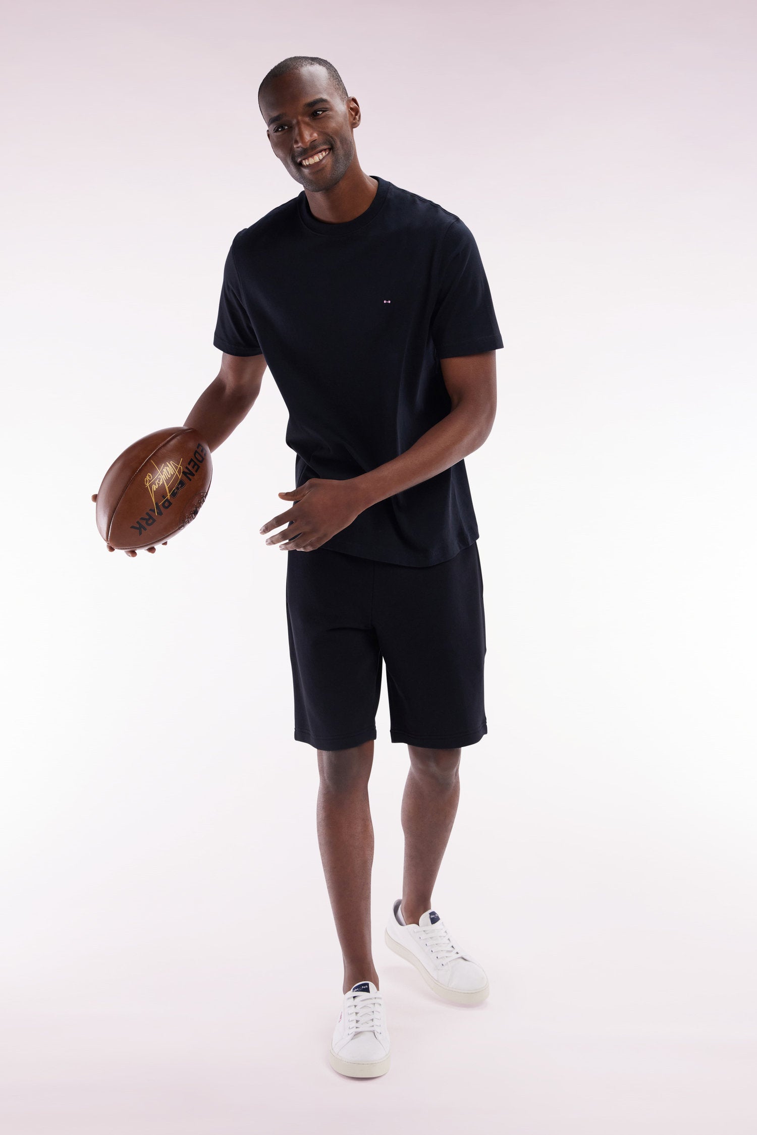 Eden Park_Straight-Fit Black Cotton Fleece Shorts_E25MAISH0001_NO_03