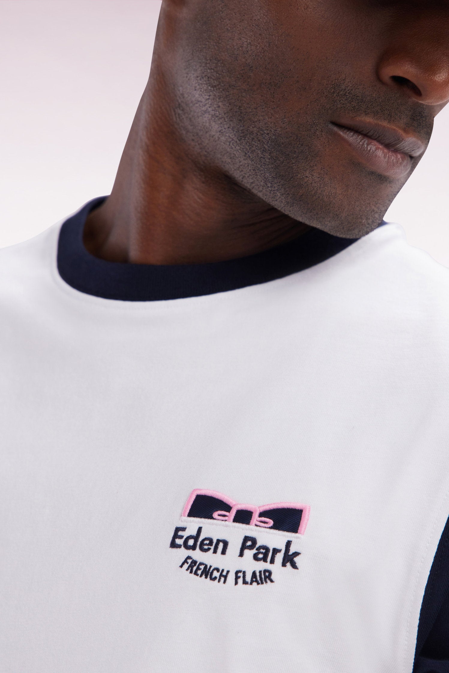 Eden Park_Straight-Fit Two-Tone White Cotton T-Shirt with Eden Park French Flair Embroidery_E25MAITC0018_BC_03