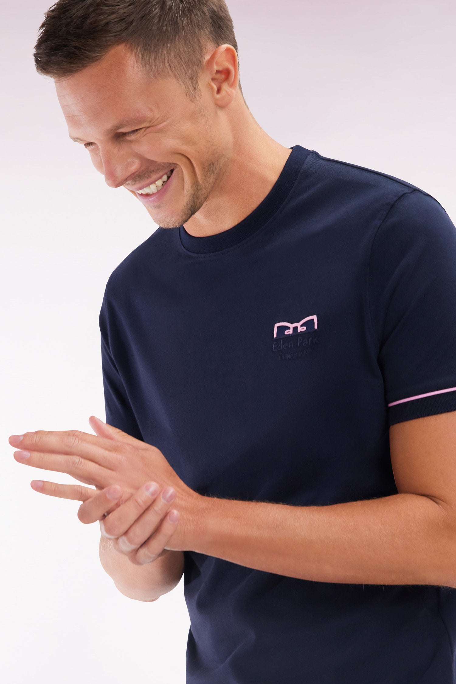 Eden Park_Straight-Fit Two-Tone Navy Cotton T-Shirt with Eden Park French Flair Embroidery_E25MAITC0018_BLF_03