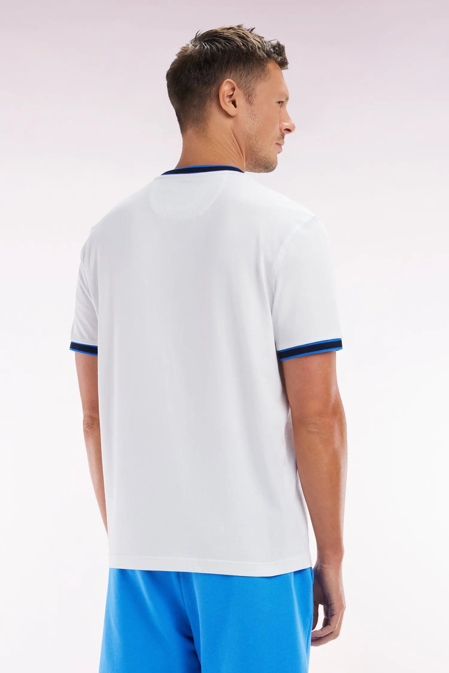 Eden Park_Relaxed-Fit White Cotton T-Shirt with Blue Ribbed Cuffs_E25MAITC0042_BLM25_02
