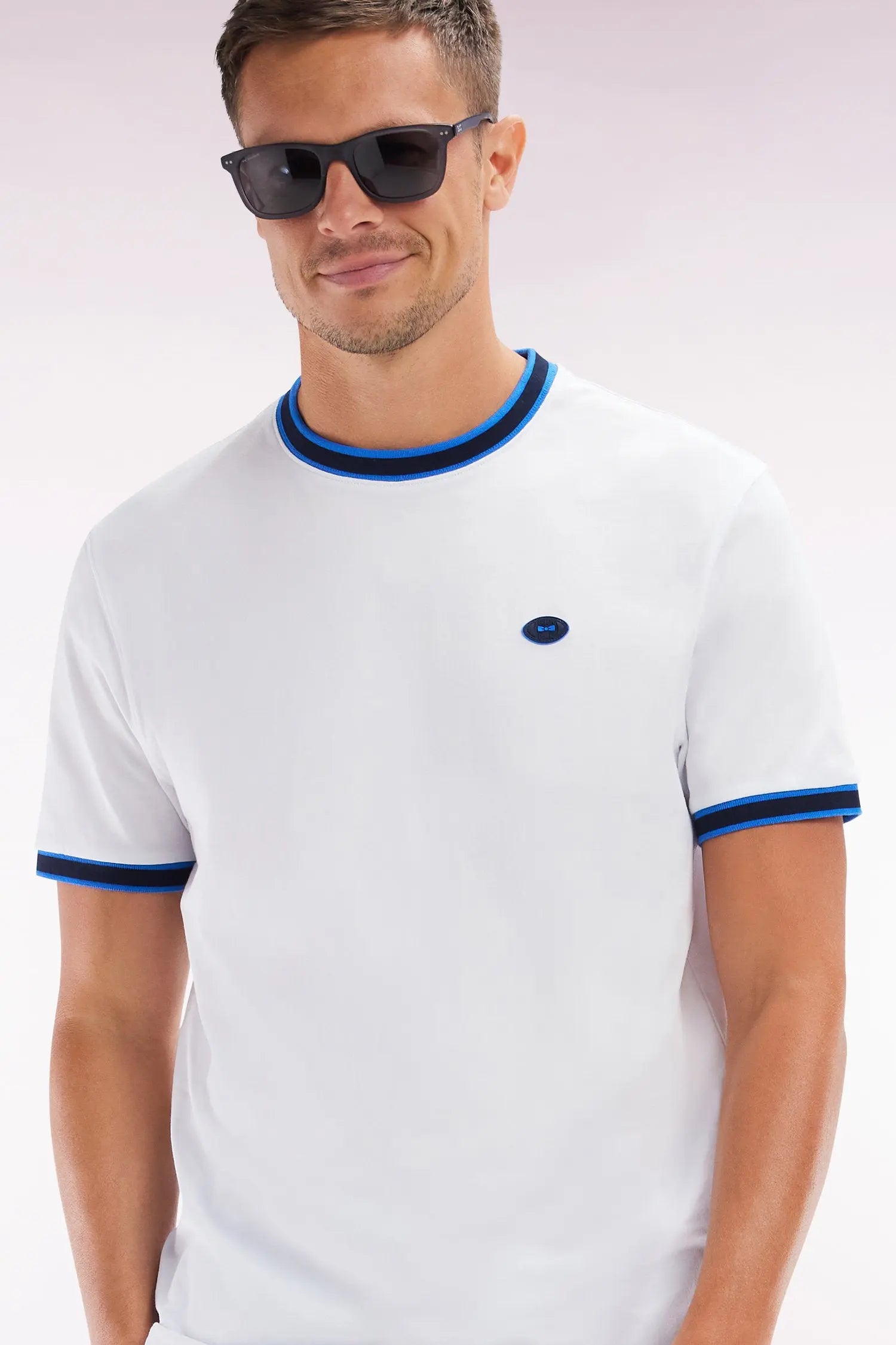 Eden Park_Relaxed-Fit White Cotton T-Shirt with Blue Ribbed Cuffs_E25MAITC0042_BLM25_03