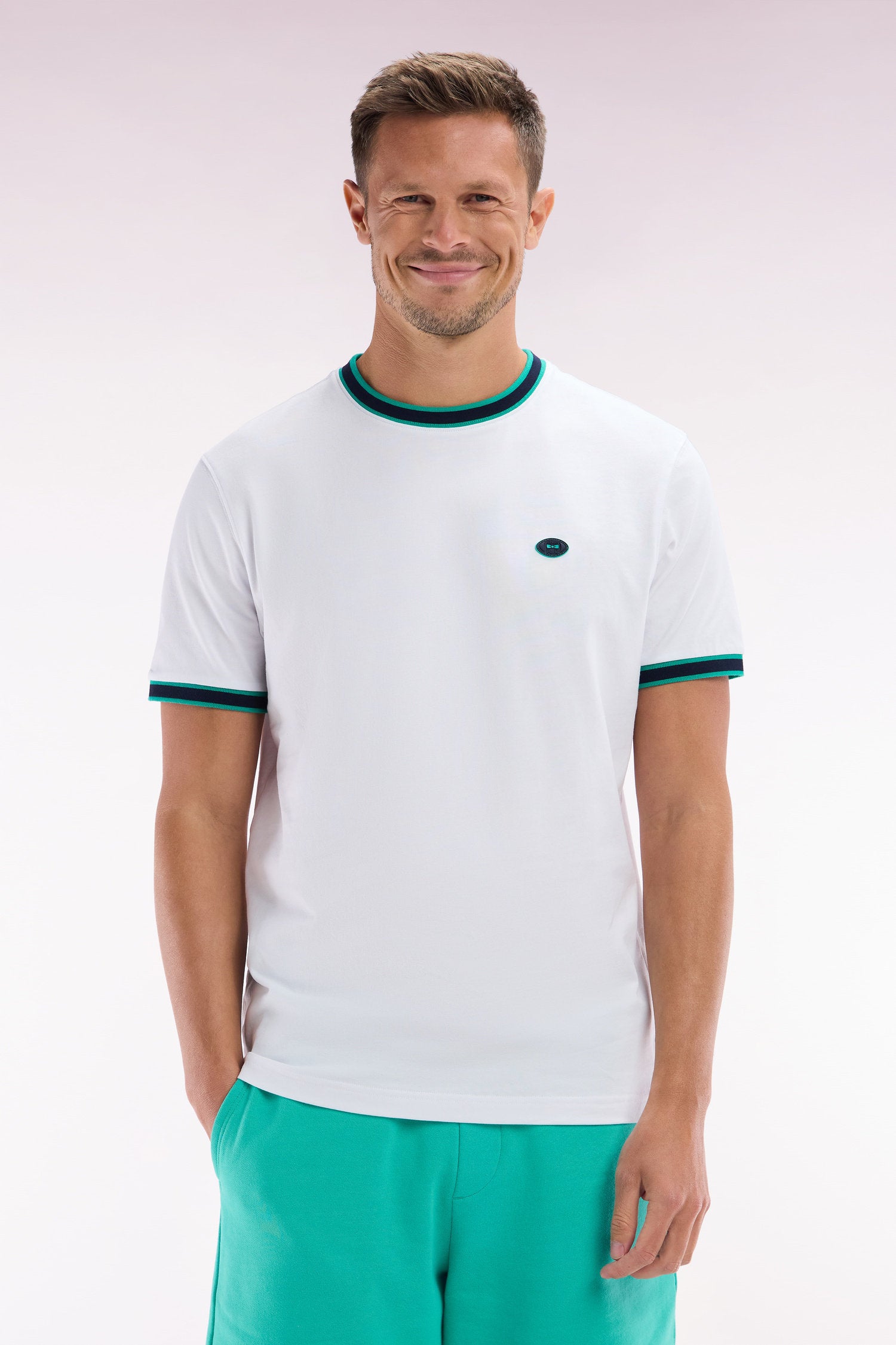 Eden Park_Relaxed-Fit White Cotton T-Shirt with Green Ribbed Cuffs_E25MAITC0042_VEM37_01