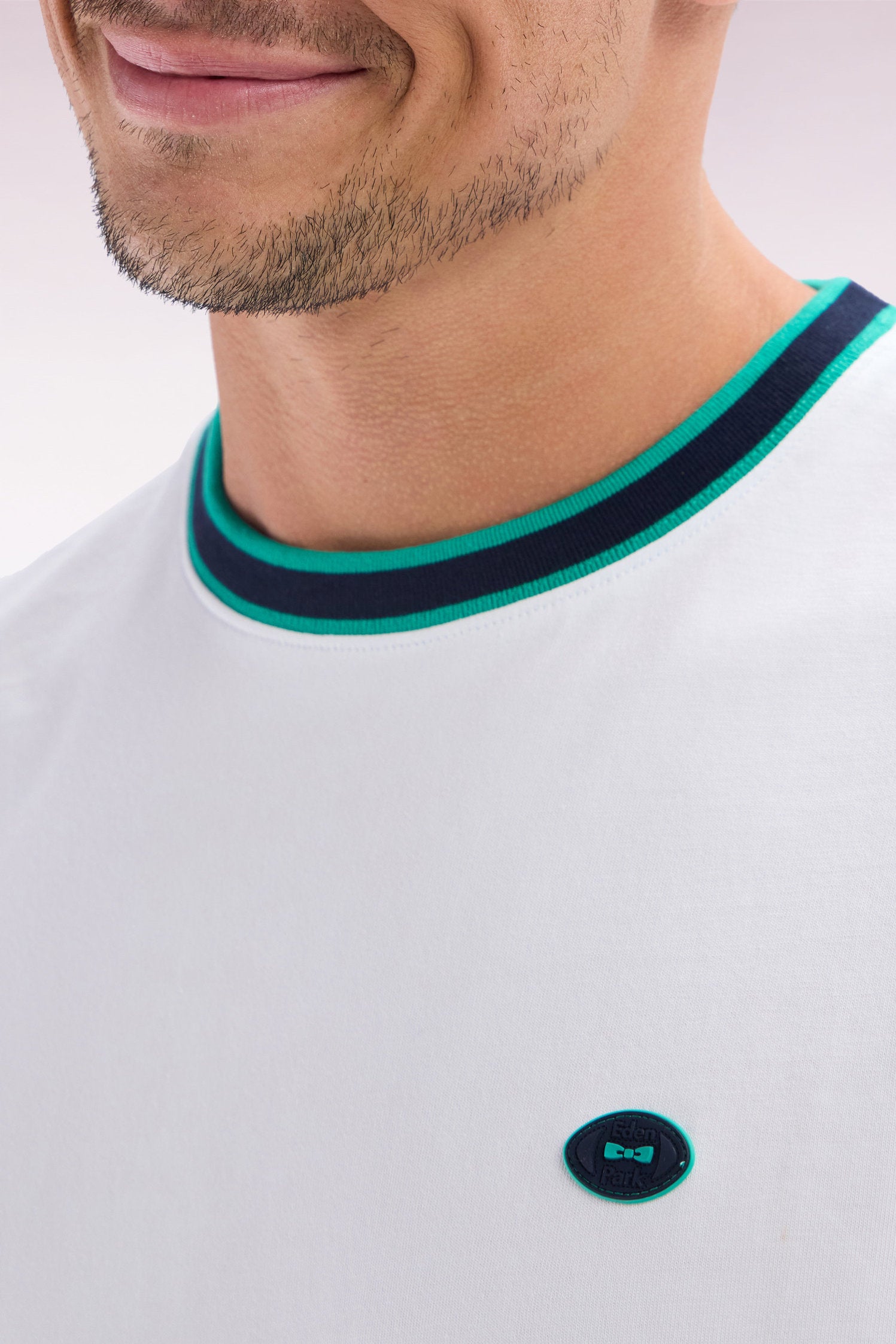 Eden Park_Relaxed-Fit White Cotton T-Shirt with Green Ribbed Cuffs_E25MAITC0042_VEM37_03