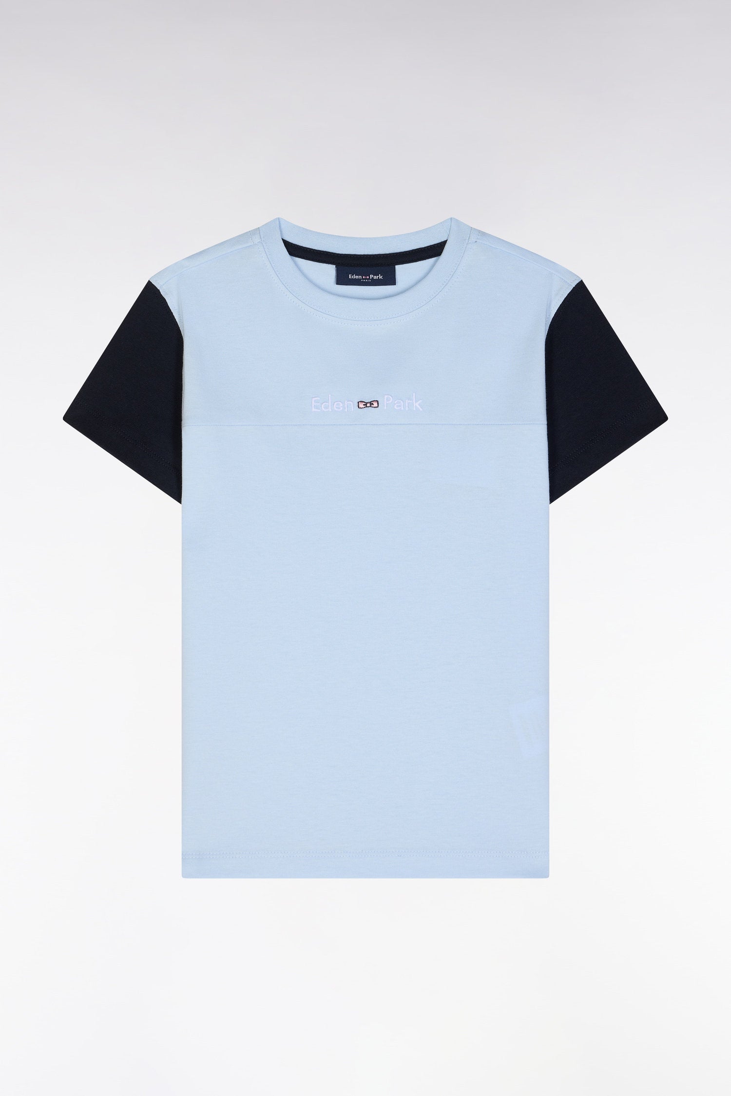 Eden Park_Straight-Fit Sky Blue Cotton T-Shirt with Navy Sleeves_E25MAITC0055_BLC25_01