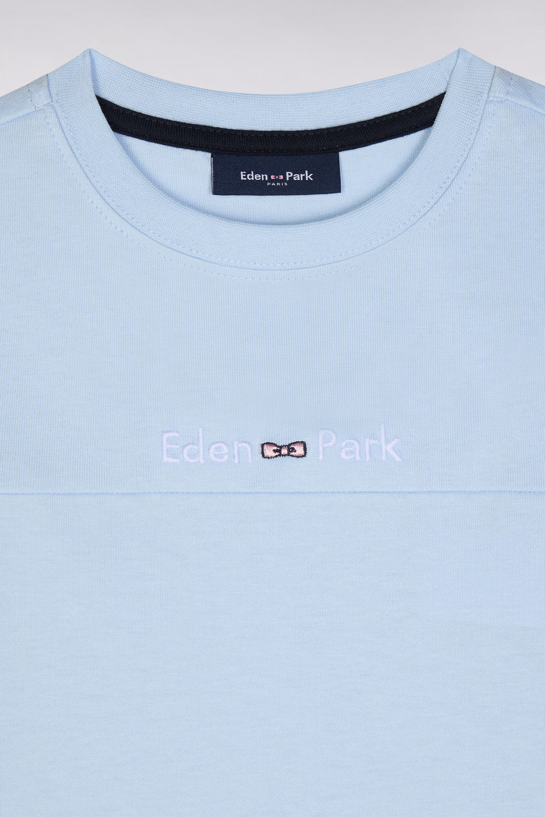 Eden Park_Straight-Fit Sky Blue Cotton T-Shirt with Navy Sleeves_E25MAITC0055_BLC25_02