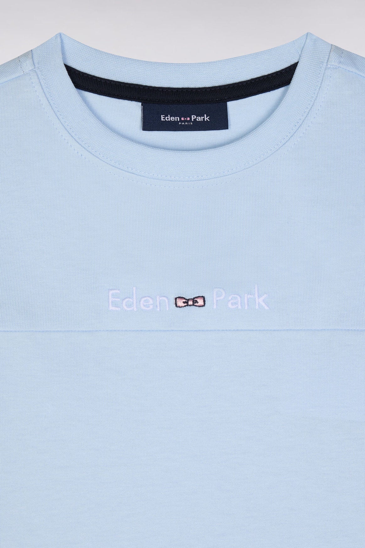Eden Park_Straight-Fit Sky Blue Cotton T-Shirt with Navy Sleeves_E25MAITC0055_BLC25_02