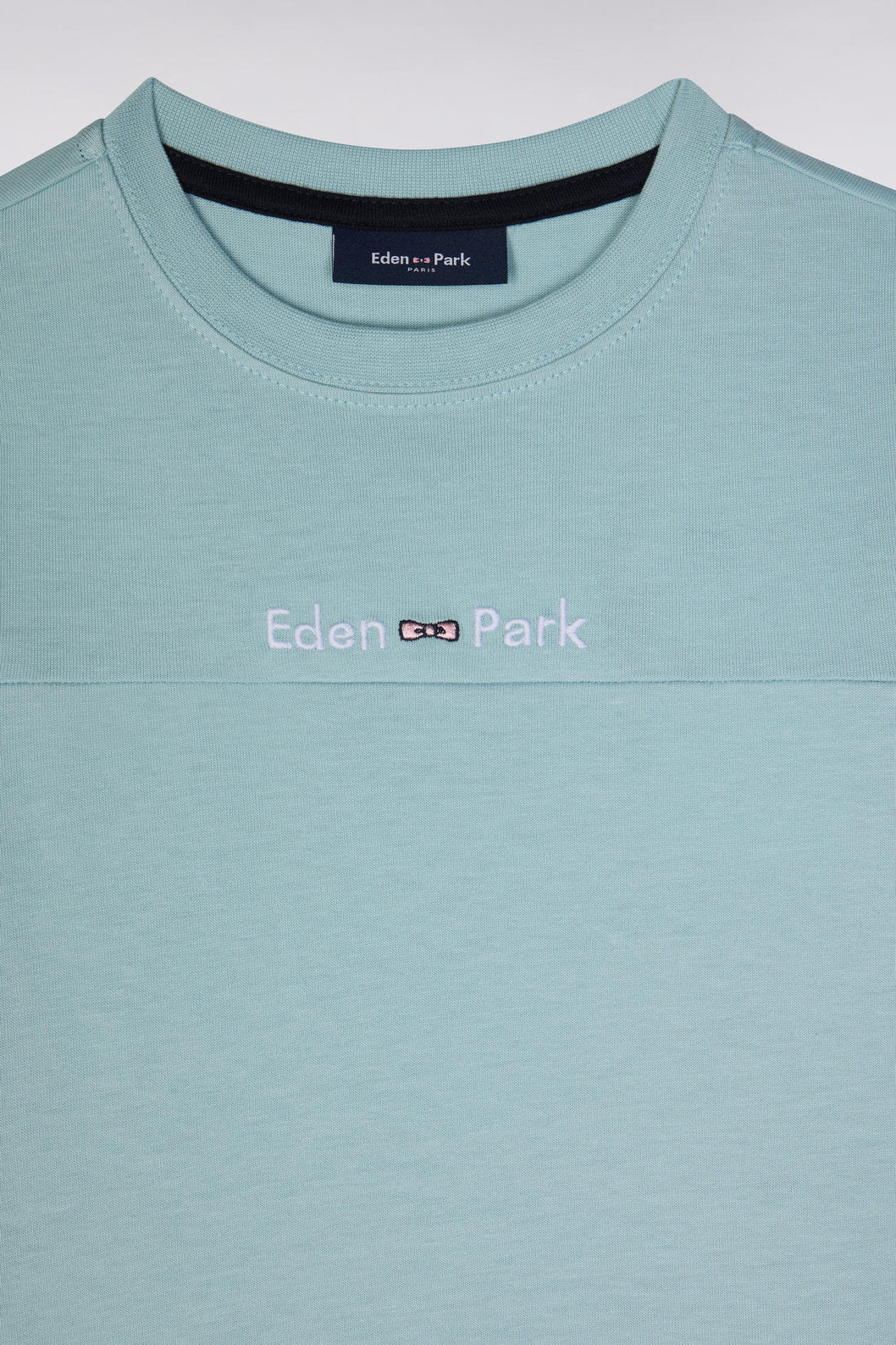 Eden Park_Straight-Fit Sea Green Cotton T-Shirt with Navy Sleeves_E25MAITC0055_VEC18_02