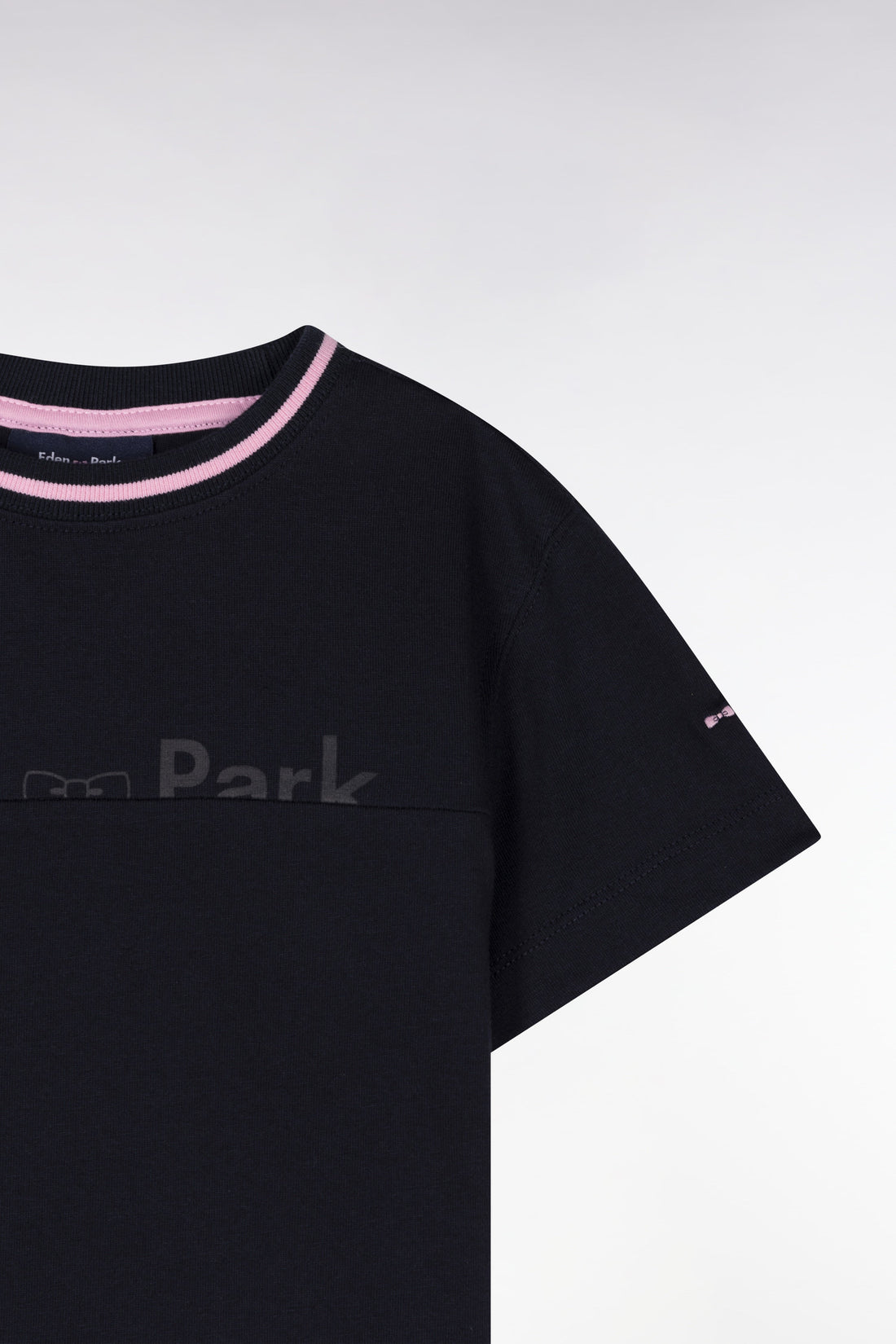 Eden Park_Straight-Fit Navy Cotton T-Shirt with Pink Accents_E25MAITC0056_BLF_02