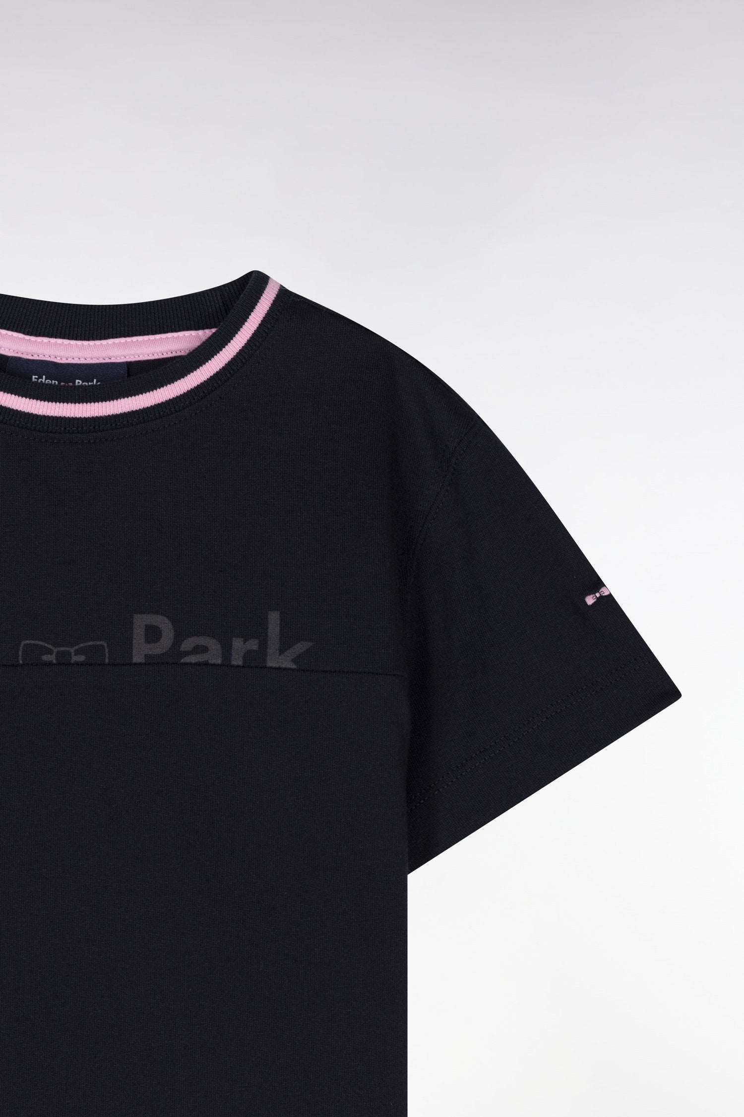 Eden Park_Straight-Fit Navy Cotton T-Shirt with Pink Accents_E25MAITC0056_BLF_02