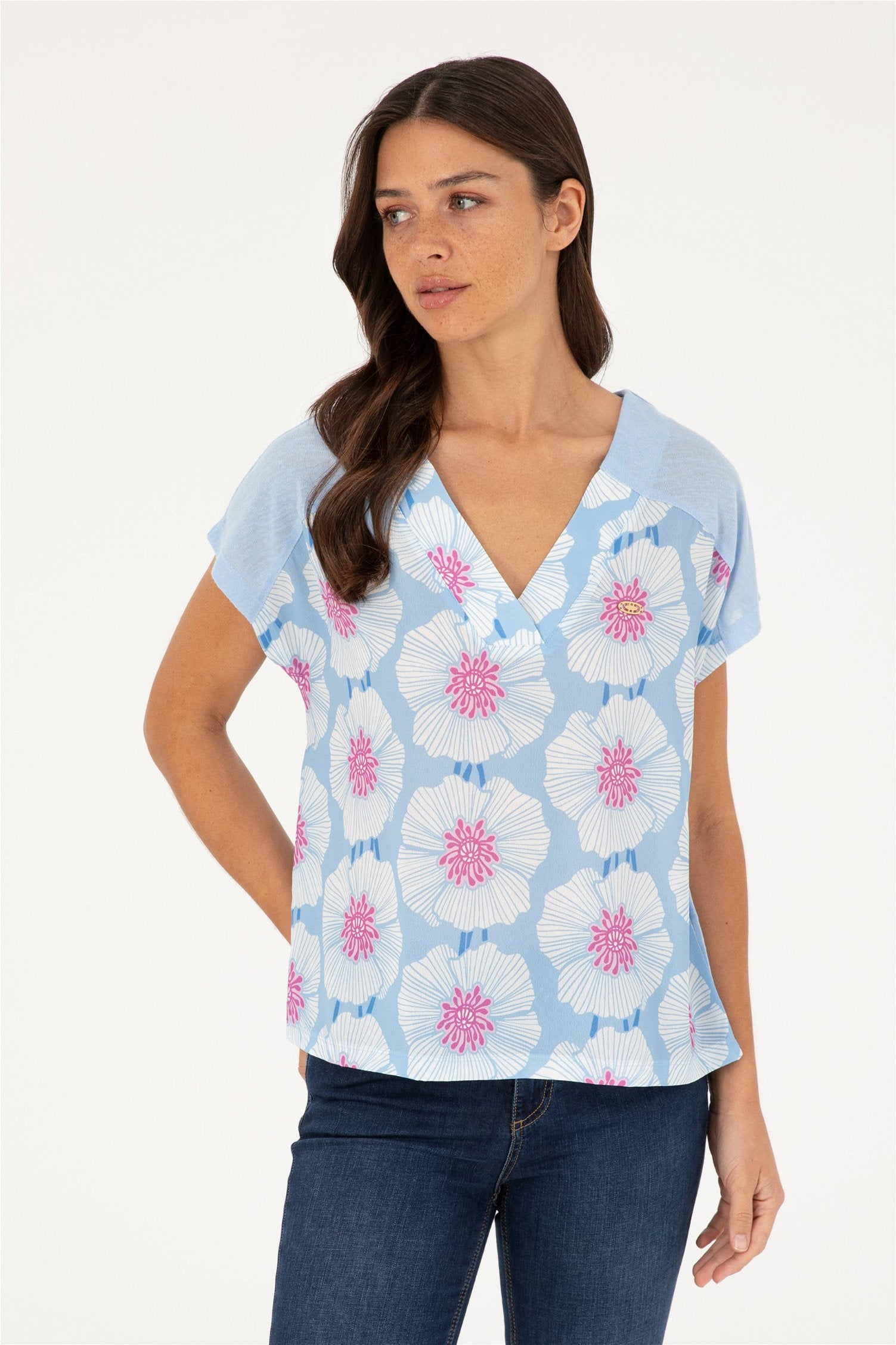 Multi-Color V-Neck T-Shirt with Design_G082SZ0110 1825396_VR003_01