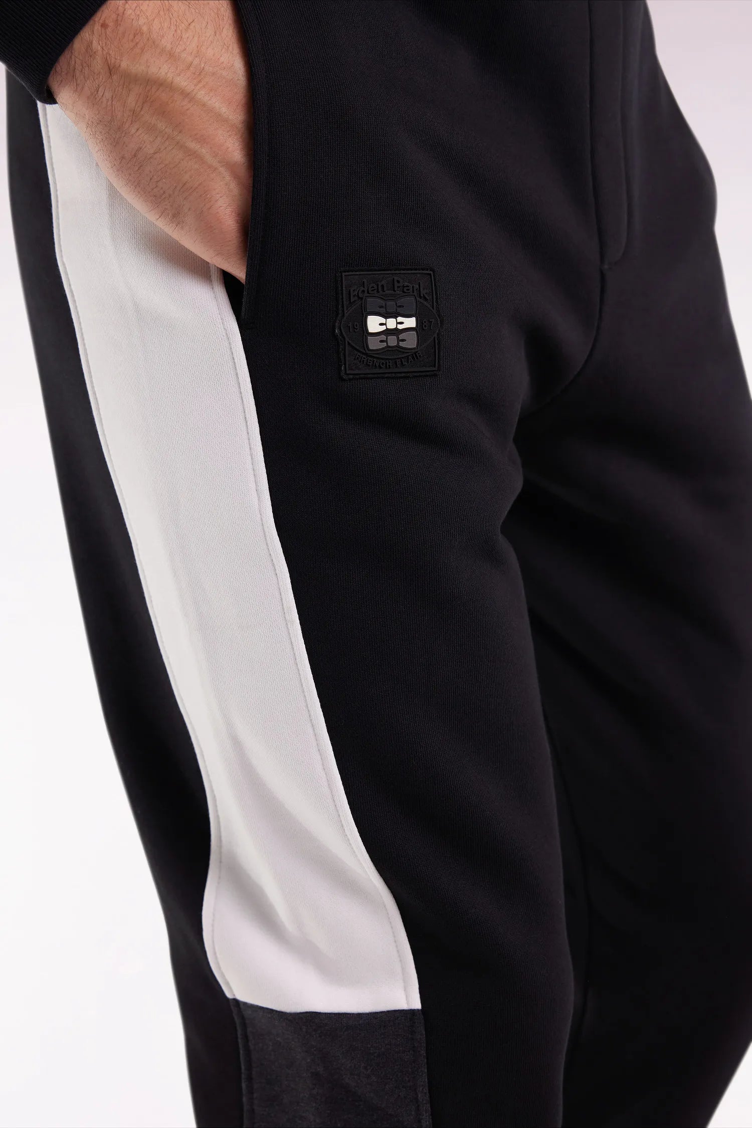 Eden Park_Black_Black Colorblock Brushed Fleece Joggers with Straight Fit_H25MAIJO0009_NO_03