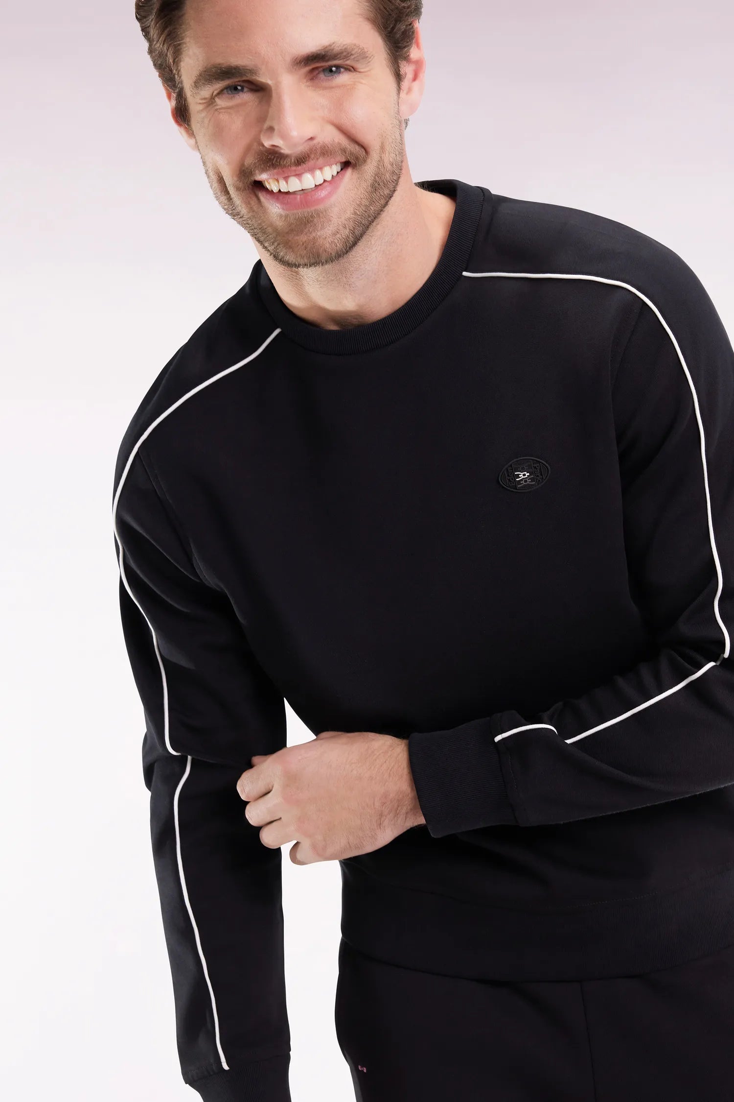 Eden Park_Black_Black Fleece Sweatshirt with Colorful Piping_H25MAISW0009_NO_03