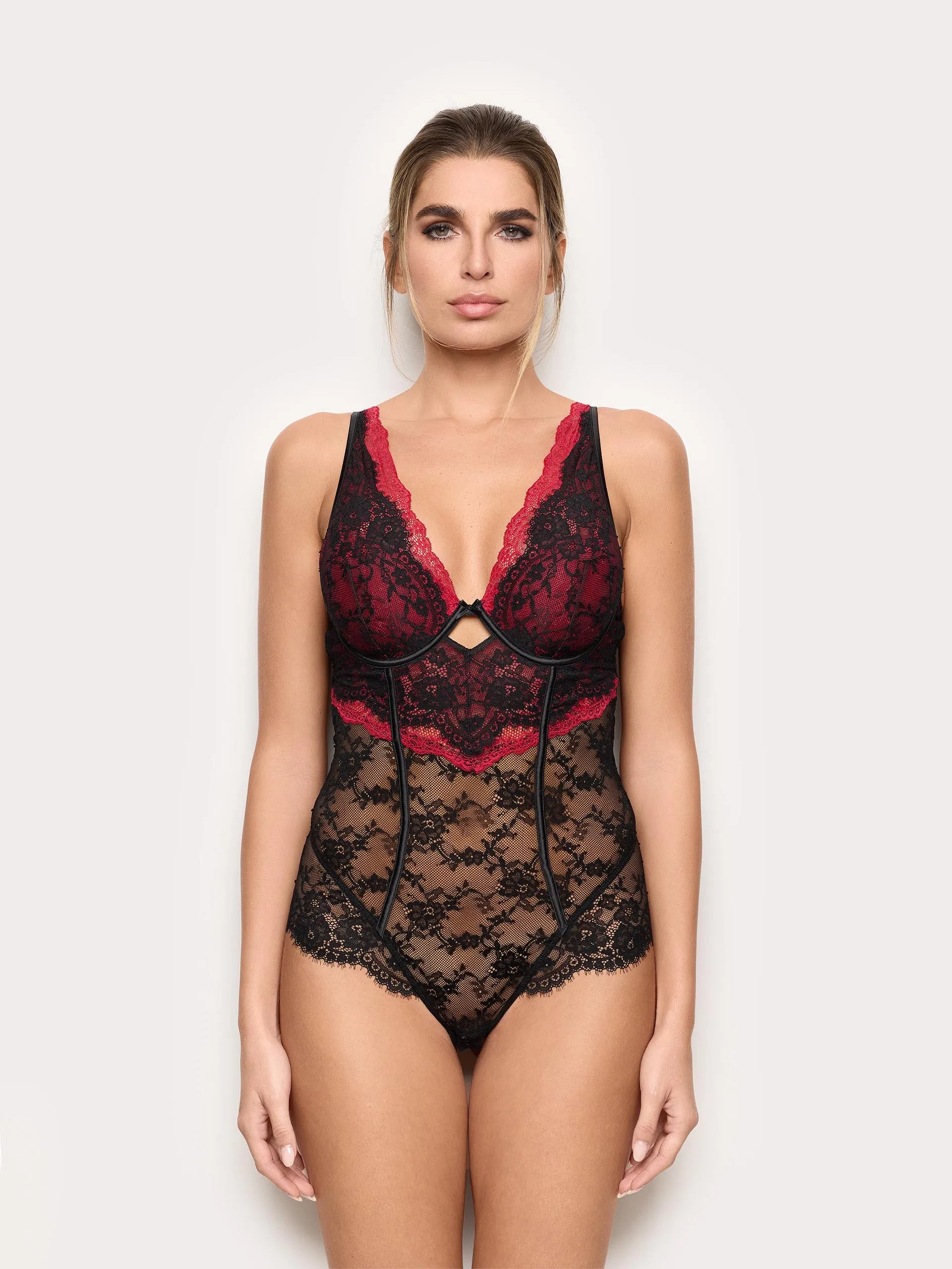 Yamamay_Black_Moulded Body with Underwire and Removable Padding Romantic_IBDD184003_072_02