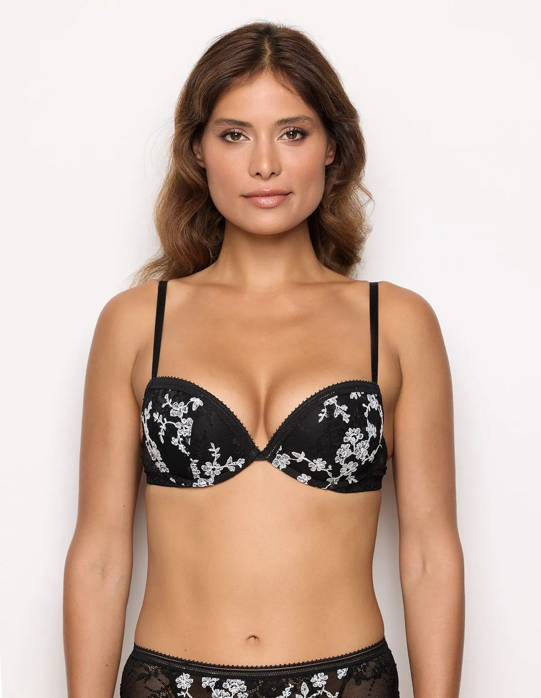 Yamamay_Black_All-Over Lace Push-Up Bra Ð Paris_IPUD183015_072_02
