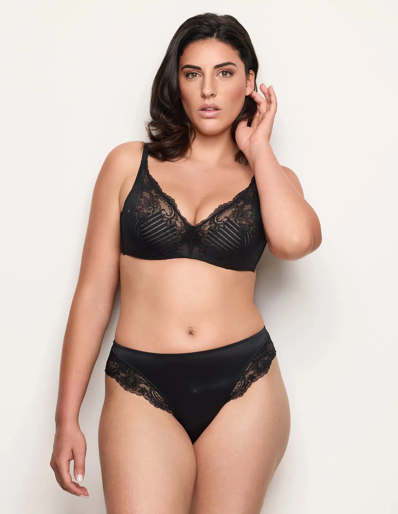 Yamamay_Black_Mid-Rise Briefs with Lace Details Ð Malic_ISLD183011_072_01